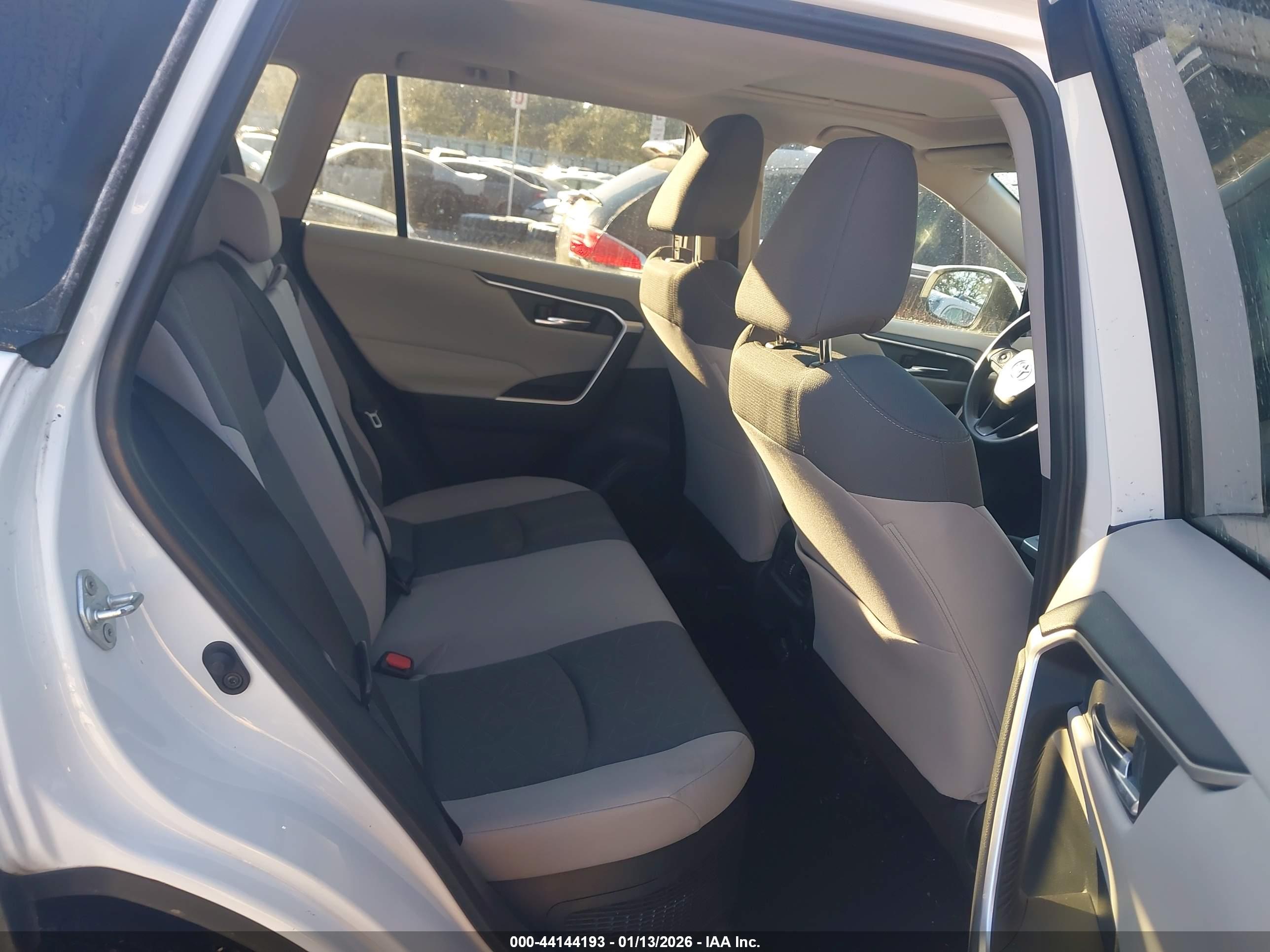 TOYOTA RAV4 image 8