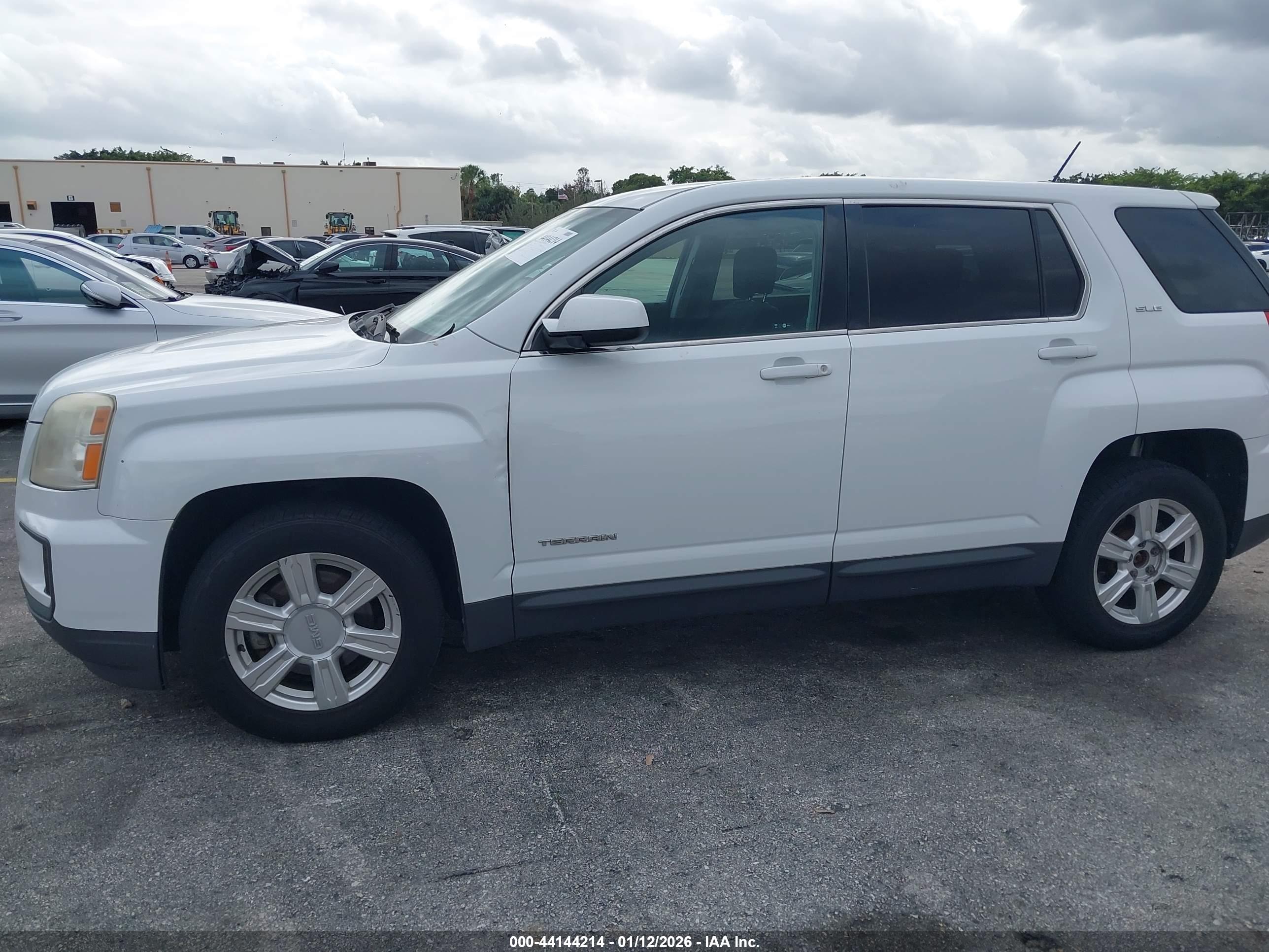 GMC TERRAIN image 6