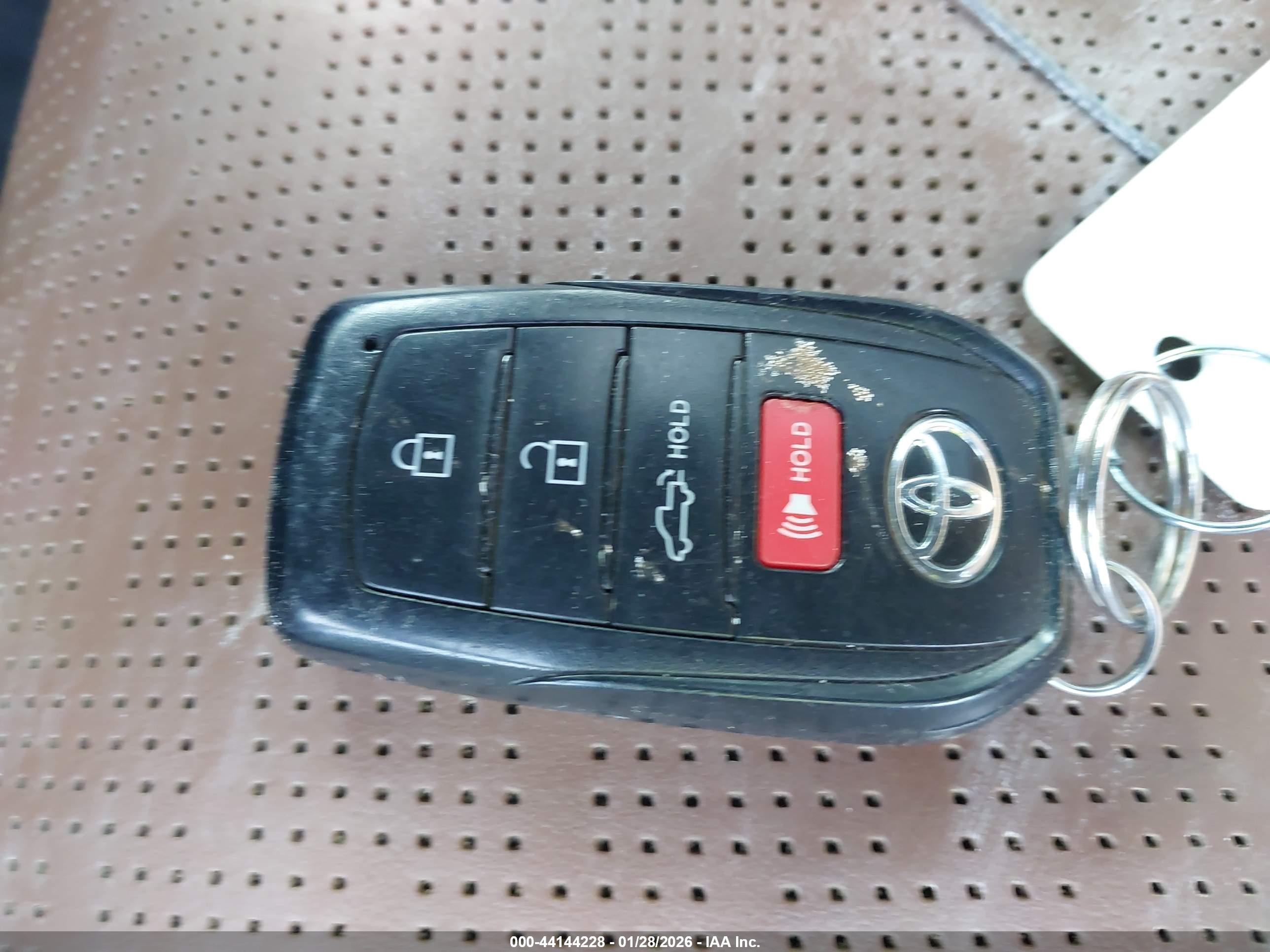 TOYOTA TUNDRA image 11