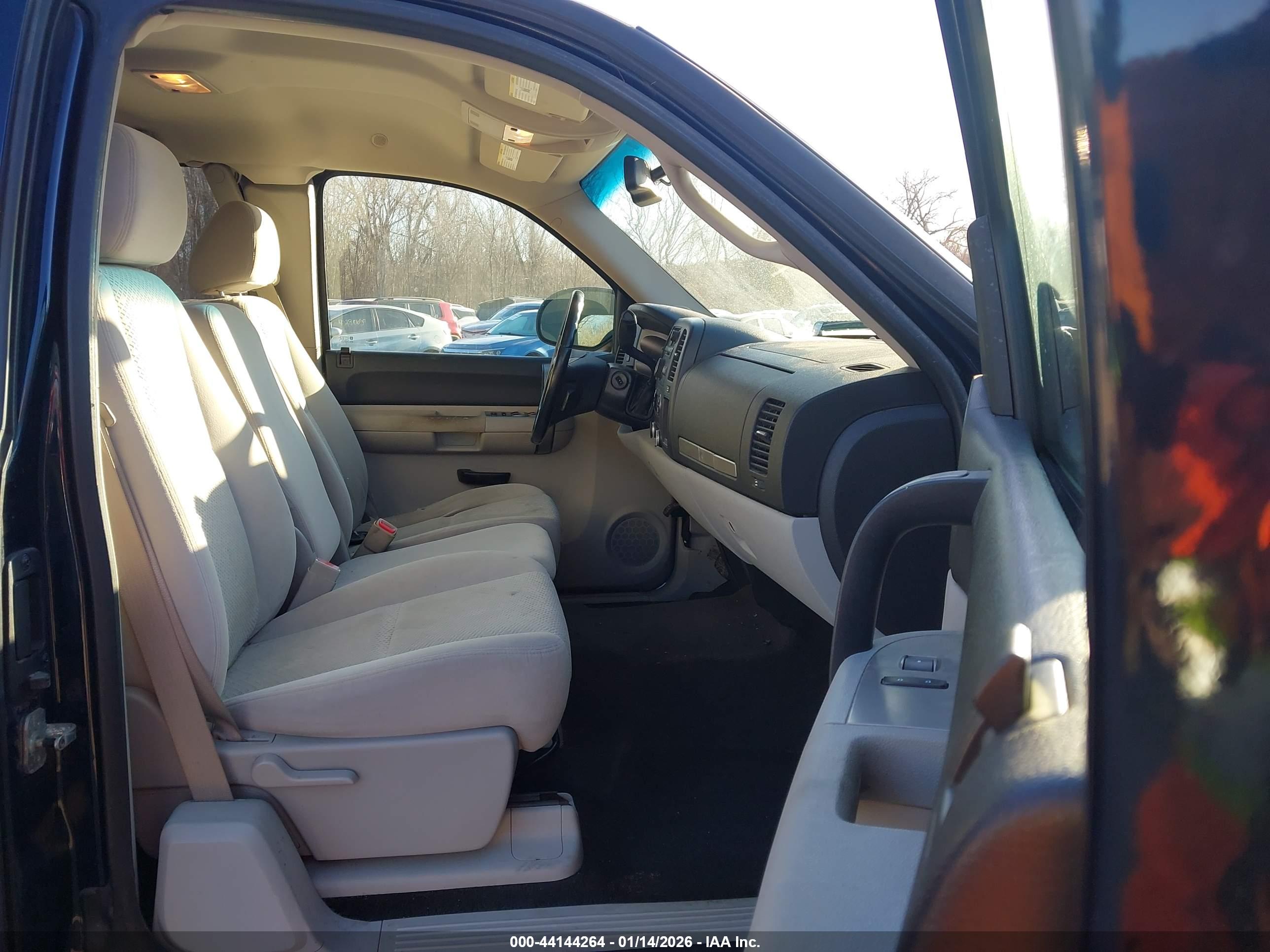 CHEVROLET SILVERADO image 5