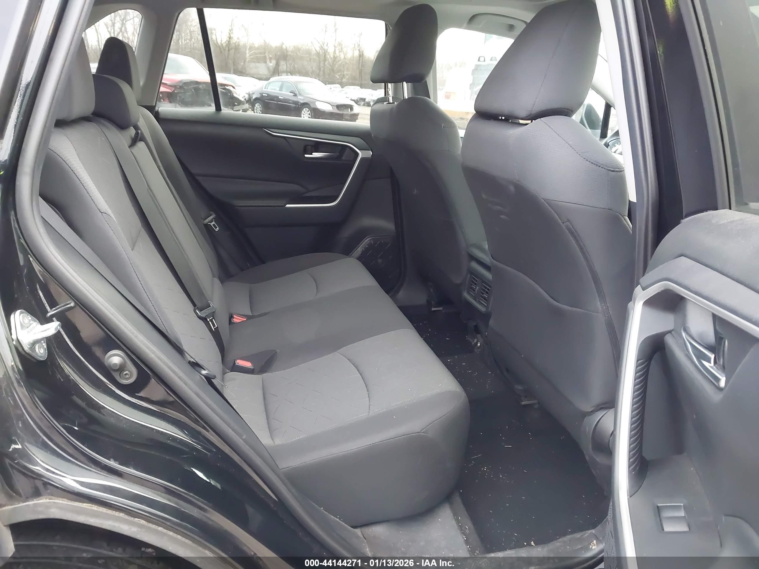 TOYOTA RAV4 image 8