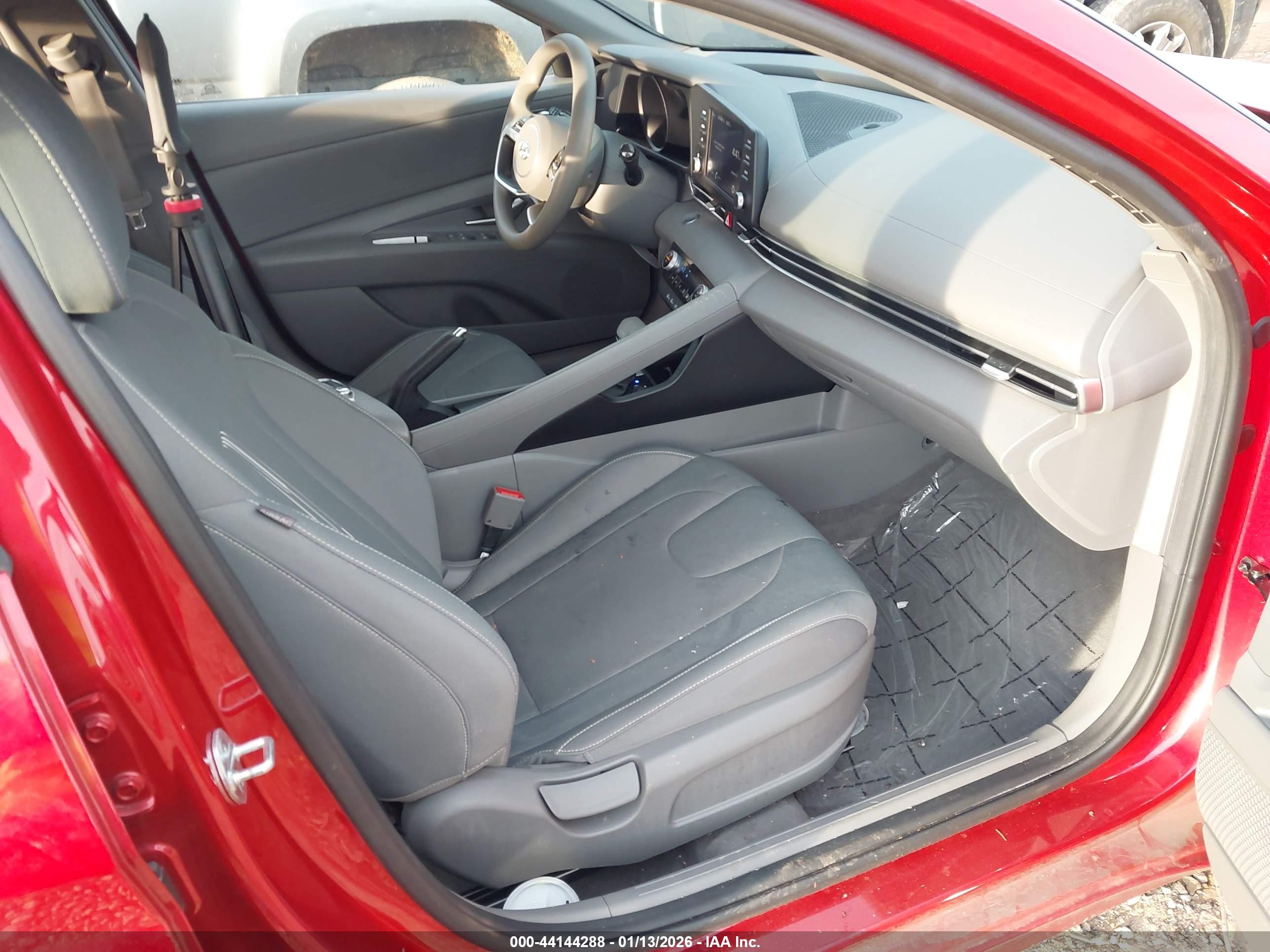 HYUNDAI ELANTRA image 5