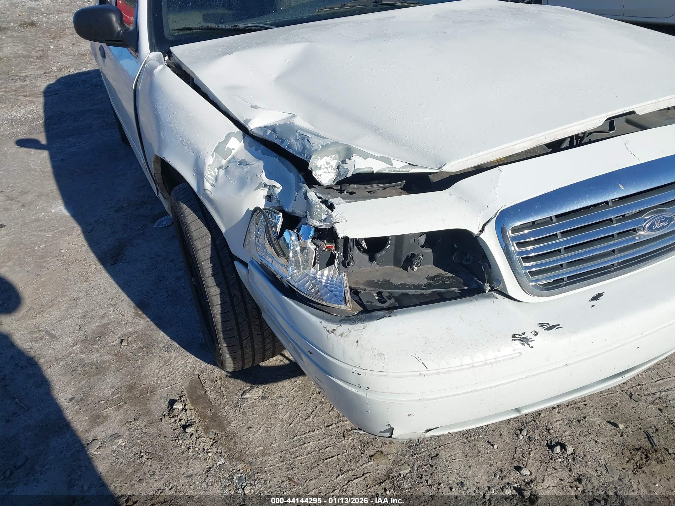 FORD CROWN image 6