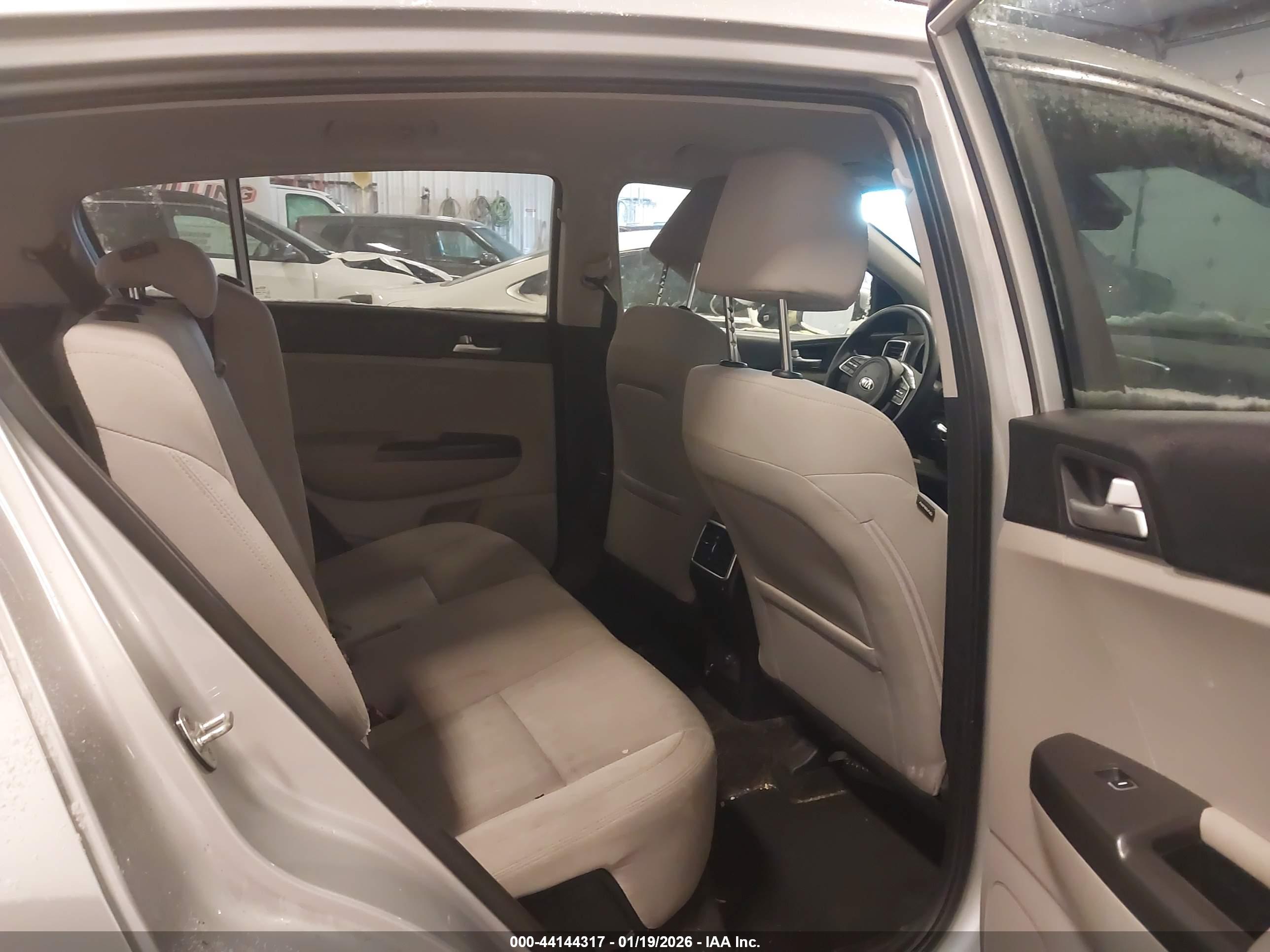 KIA SPORTAGE image 8