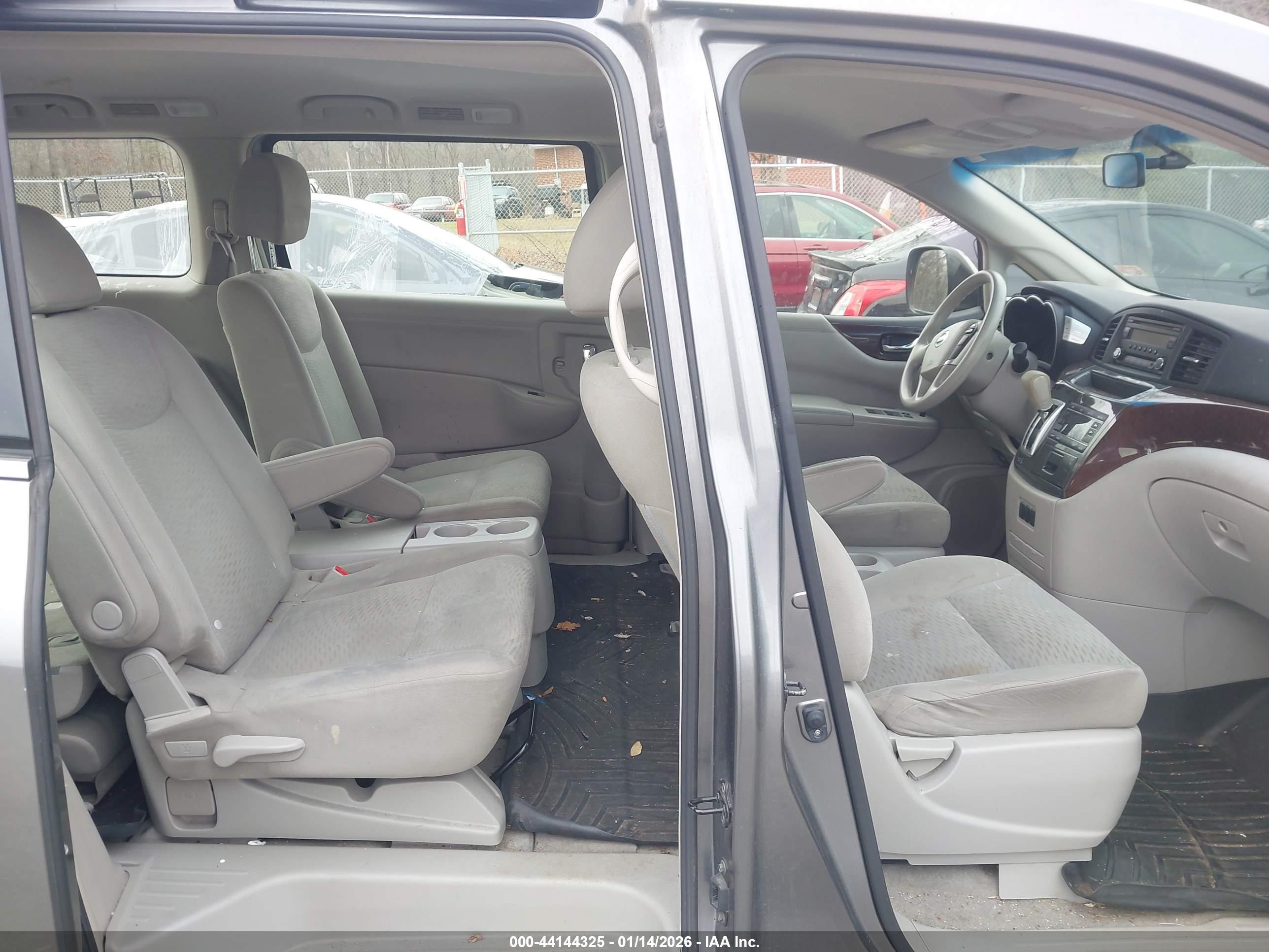 NISSAN QUEST image 8