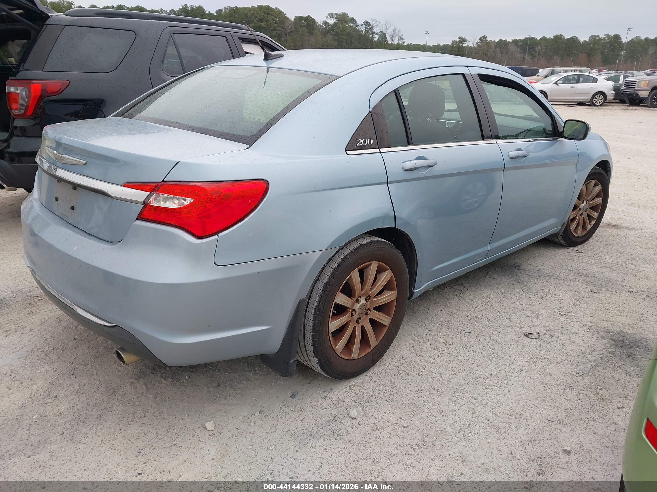 CHRYSLER 200 image 4