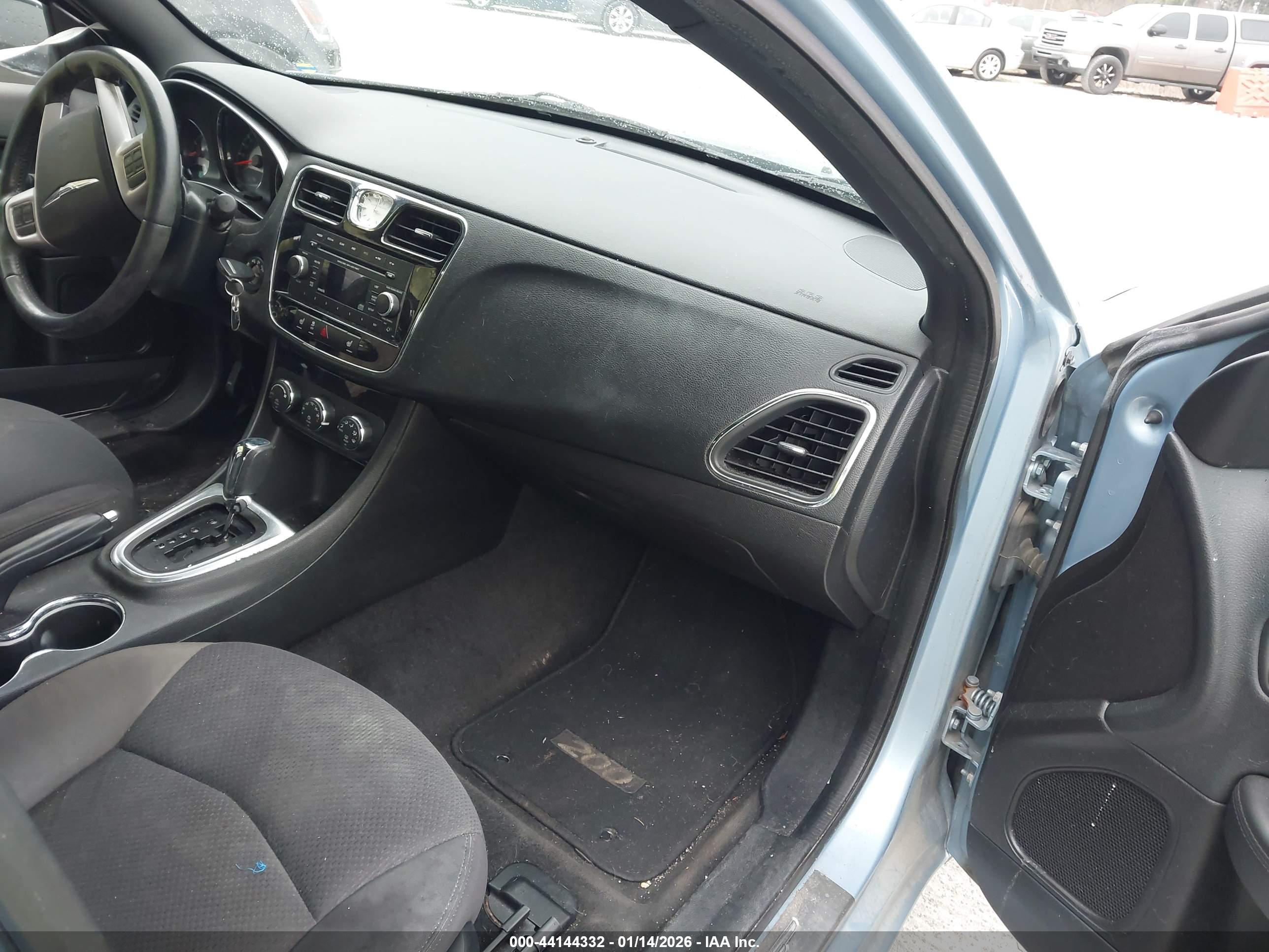 CHRYSLER 200 image 5