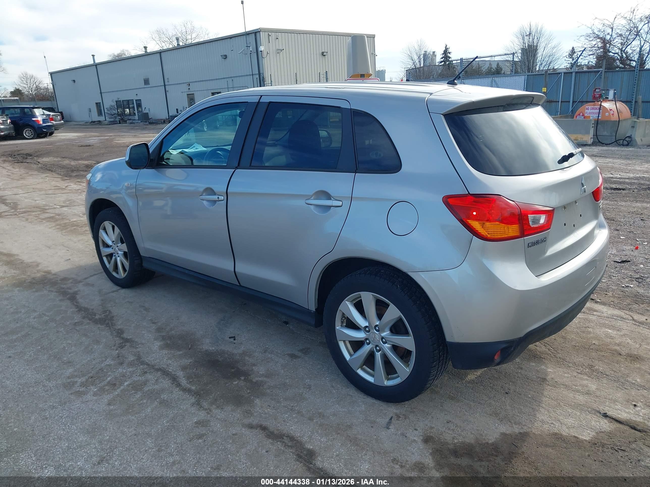 MITSUBISHI OUTLANDER image 3