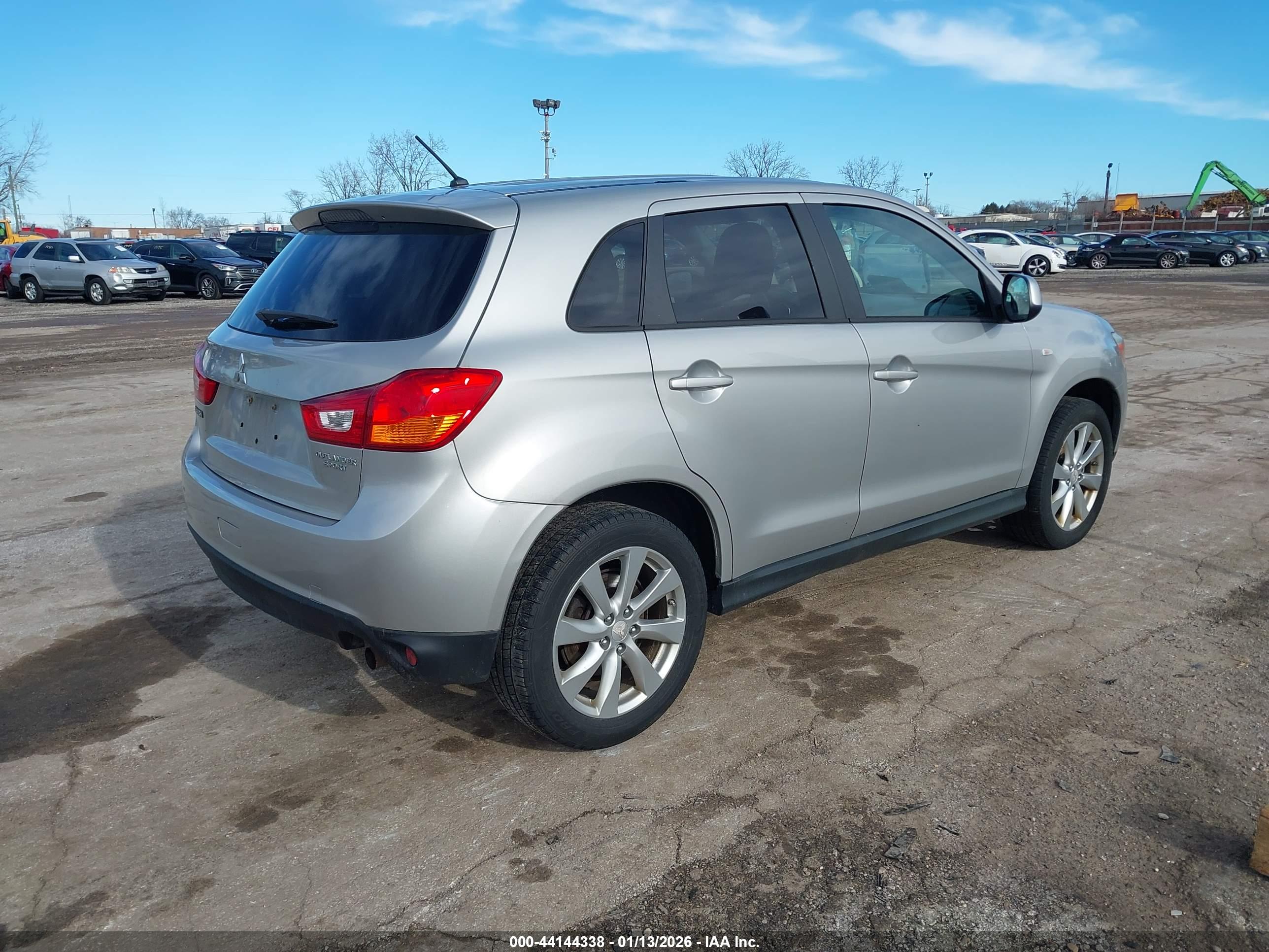 MITSUBISHI OUTLANDER image 4