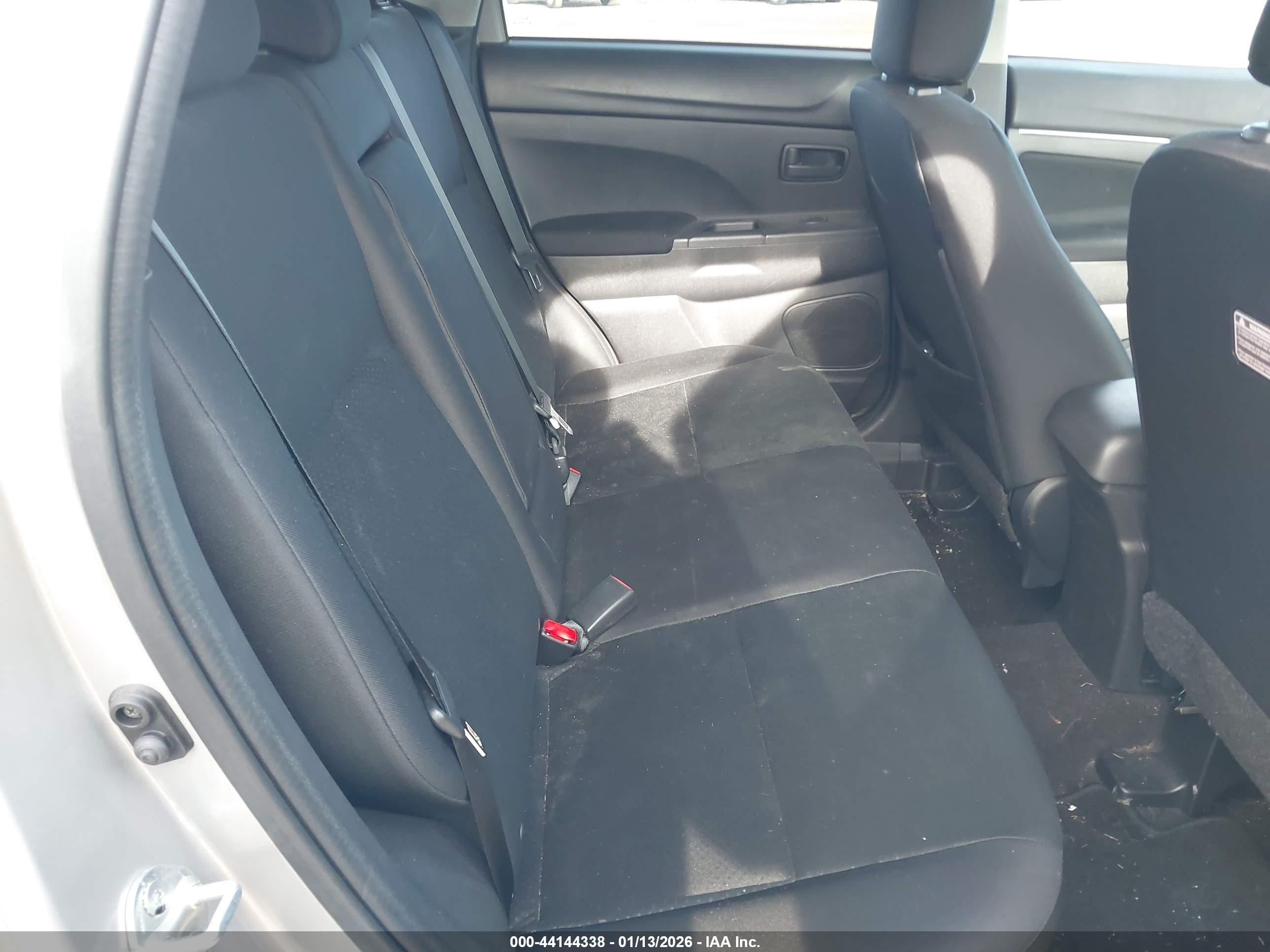 MITSUBISHI OUTLANDER image 8