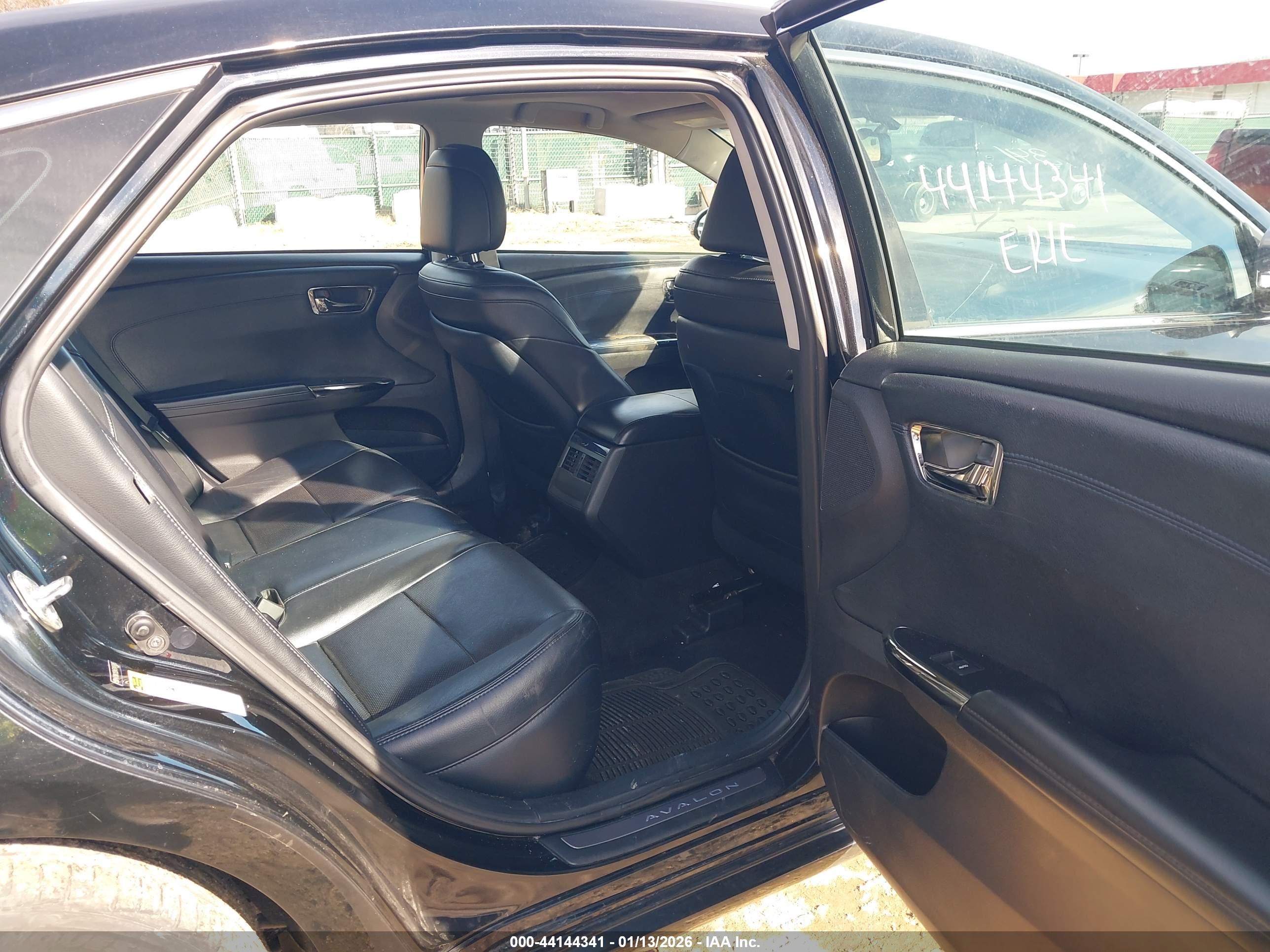 TOYOTA AVALON image 8