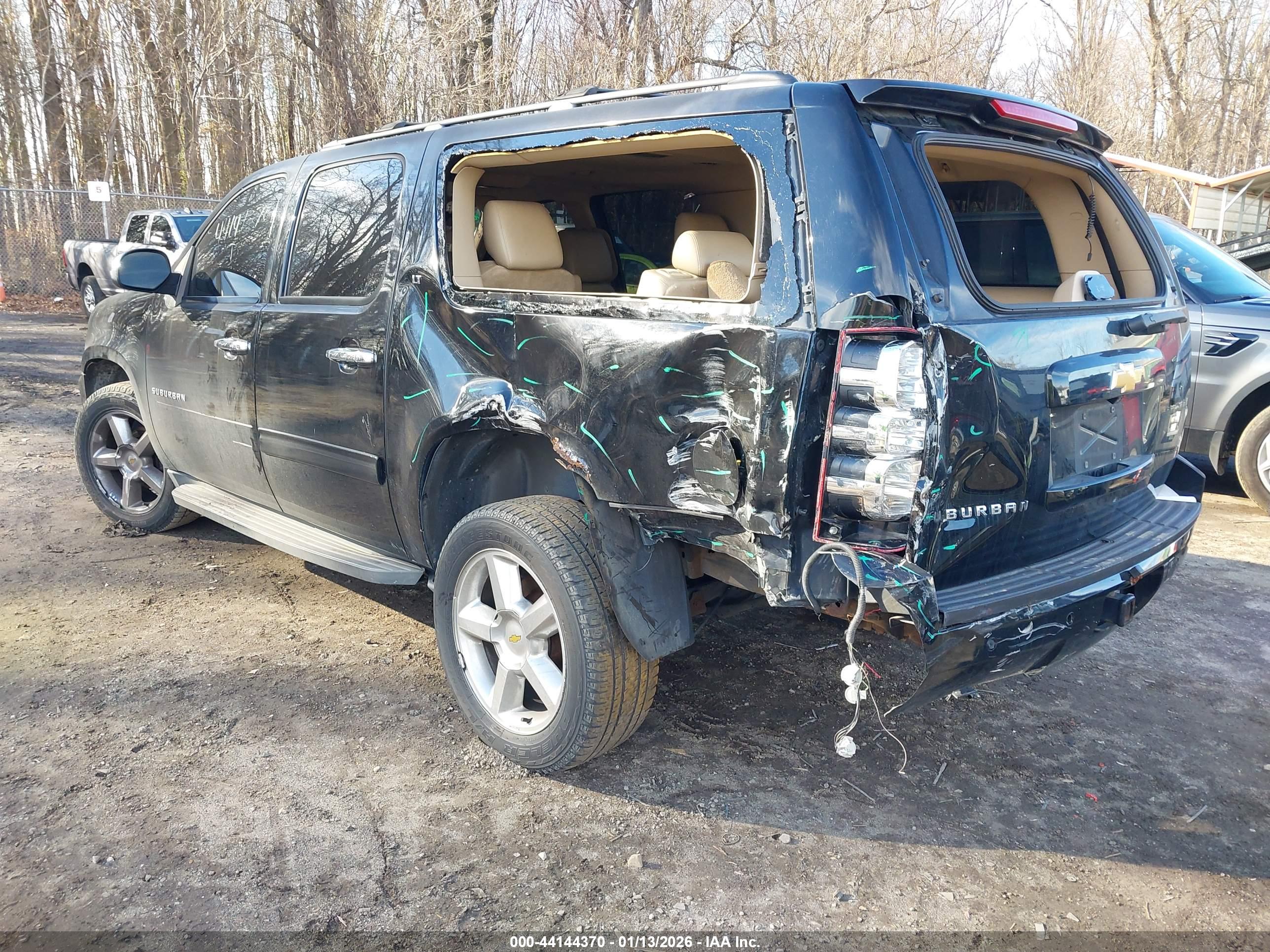 CHEVROLET SUBURBAN image 3