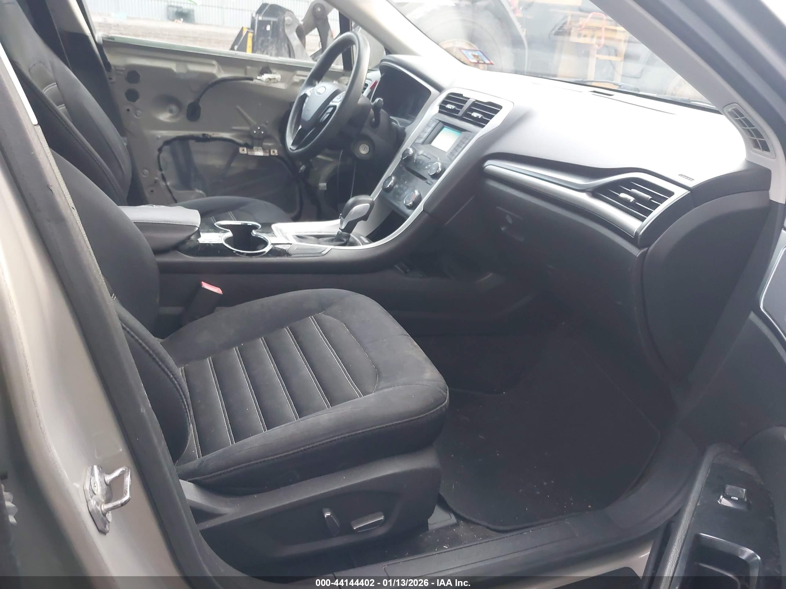 FORD FUSION image 5