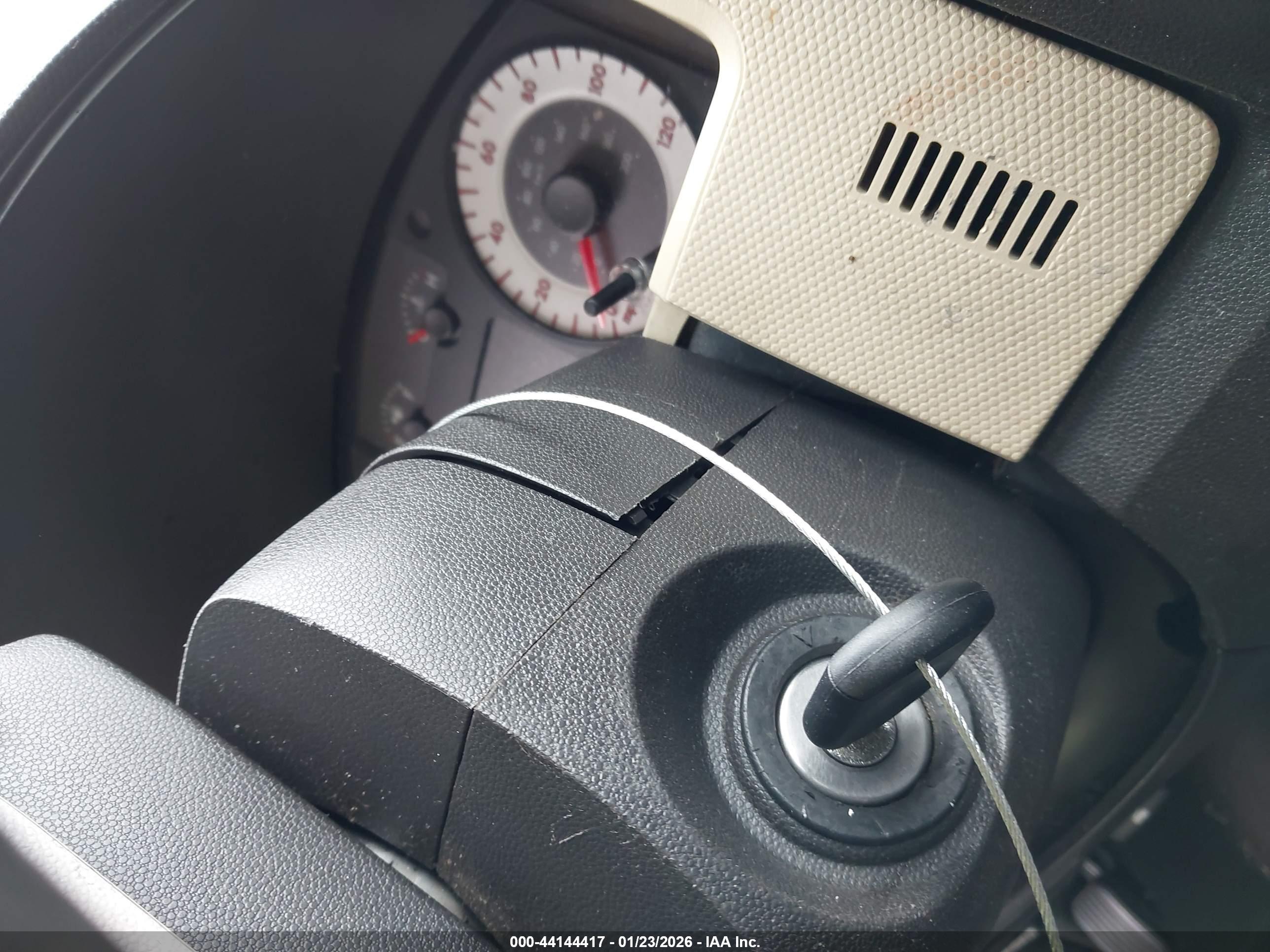 MAZDA TRIBUTE image 11