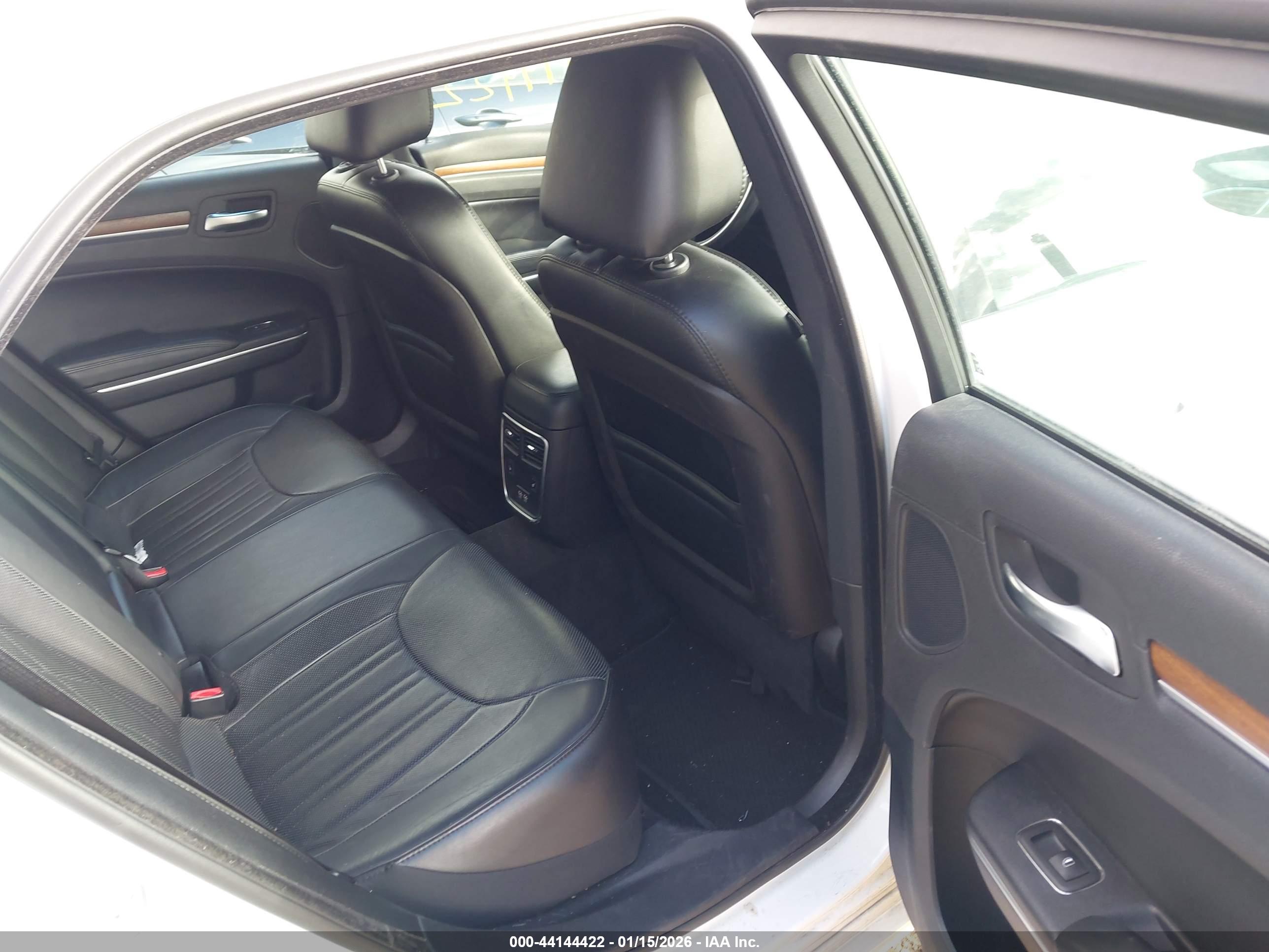 CHRYSLER 300C image 8