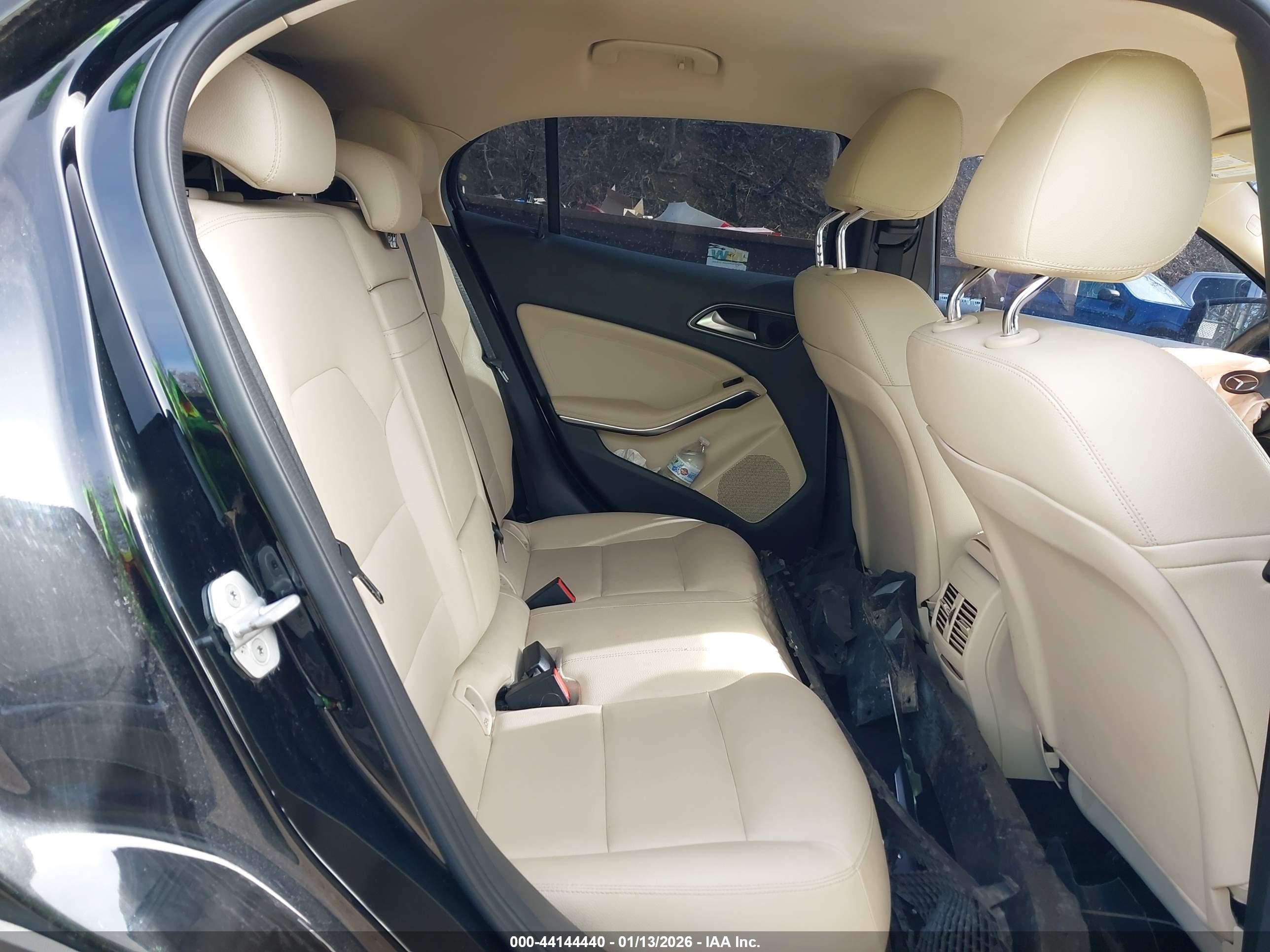 MERCEDES-BENZ GLA image 8