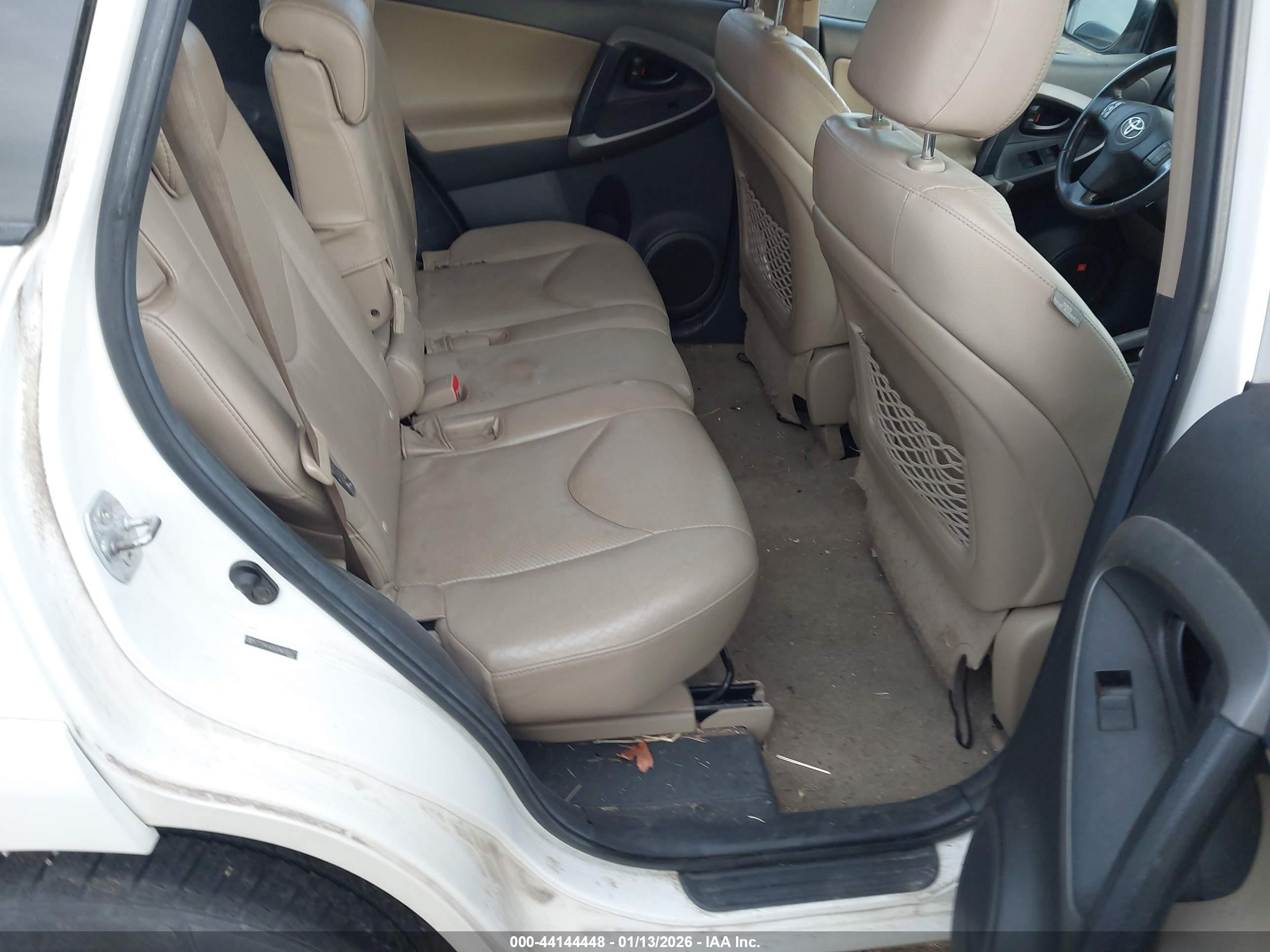 TOYOTA RAV4 image 8
