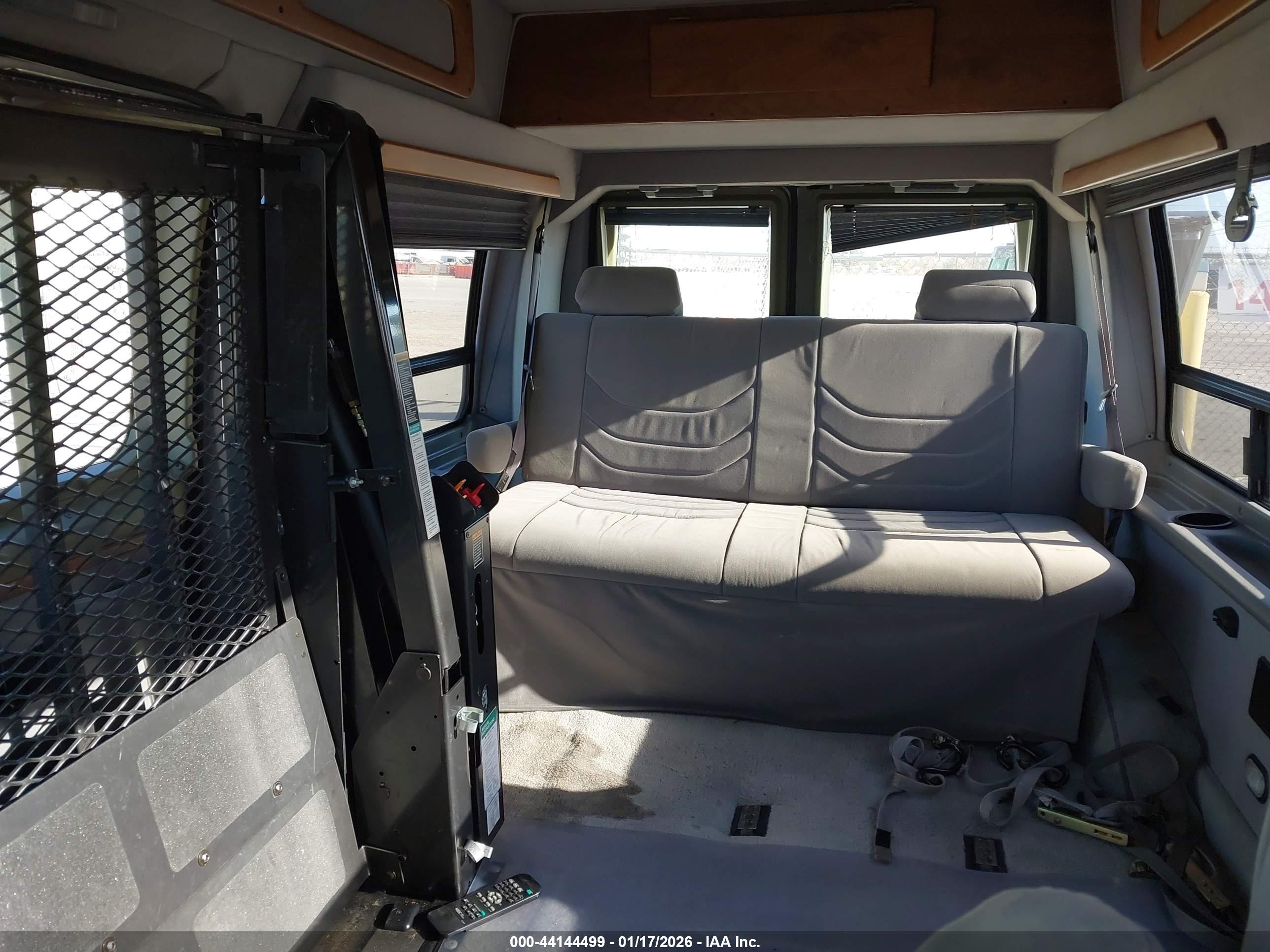 FORD E-250 image 8