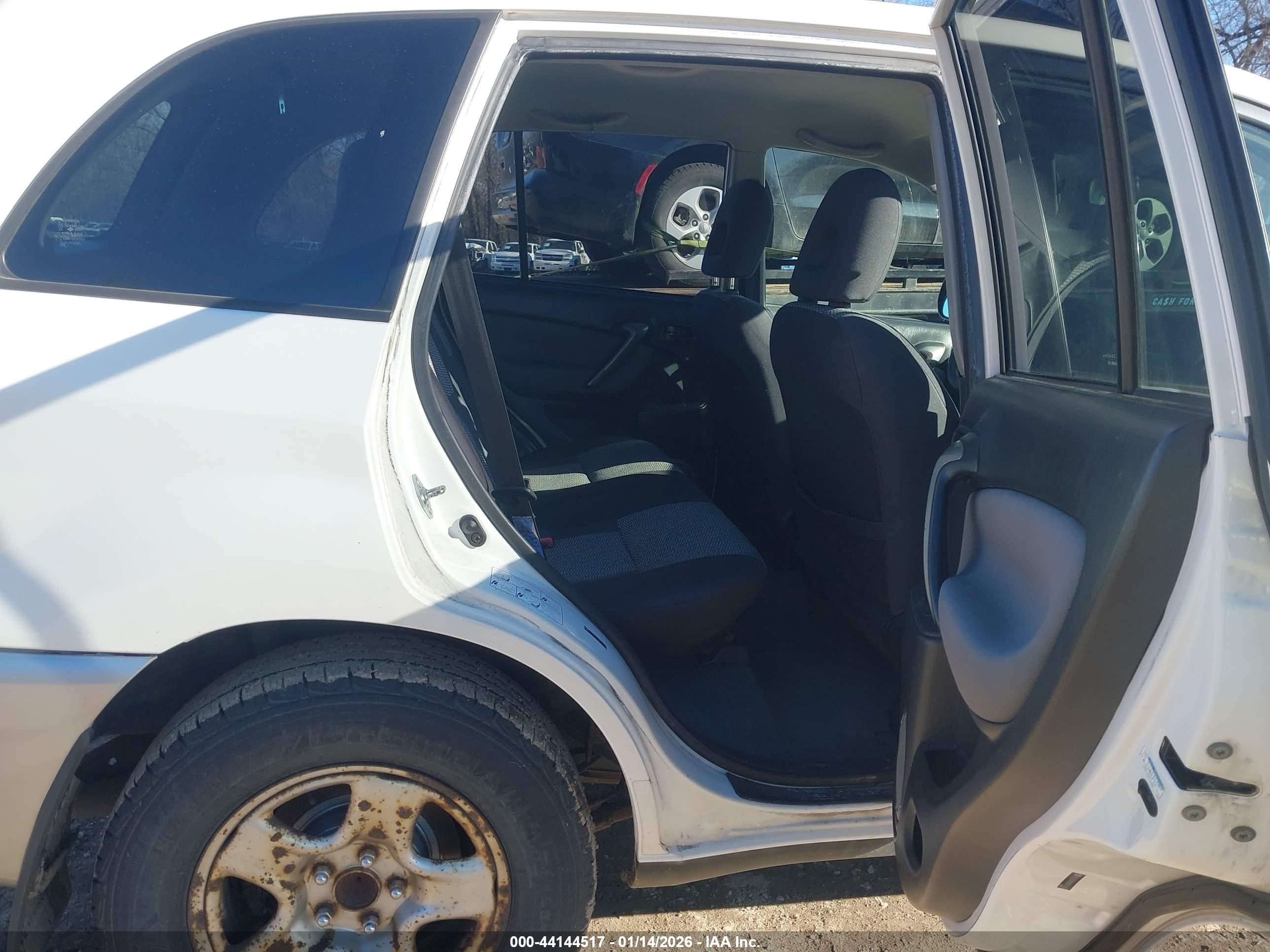 TOYOTA RAV4 image 8