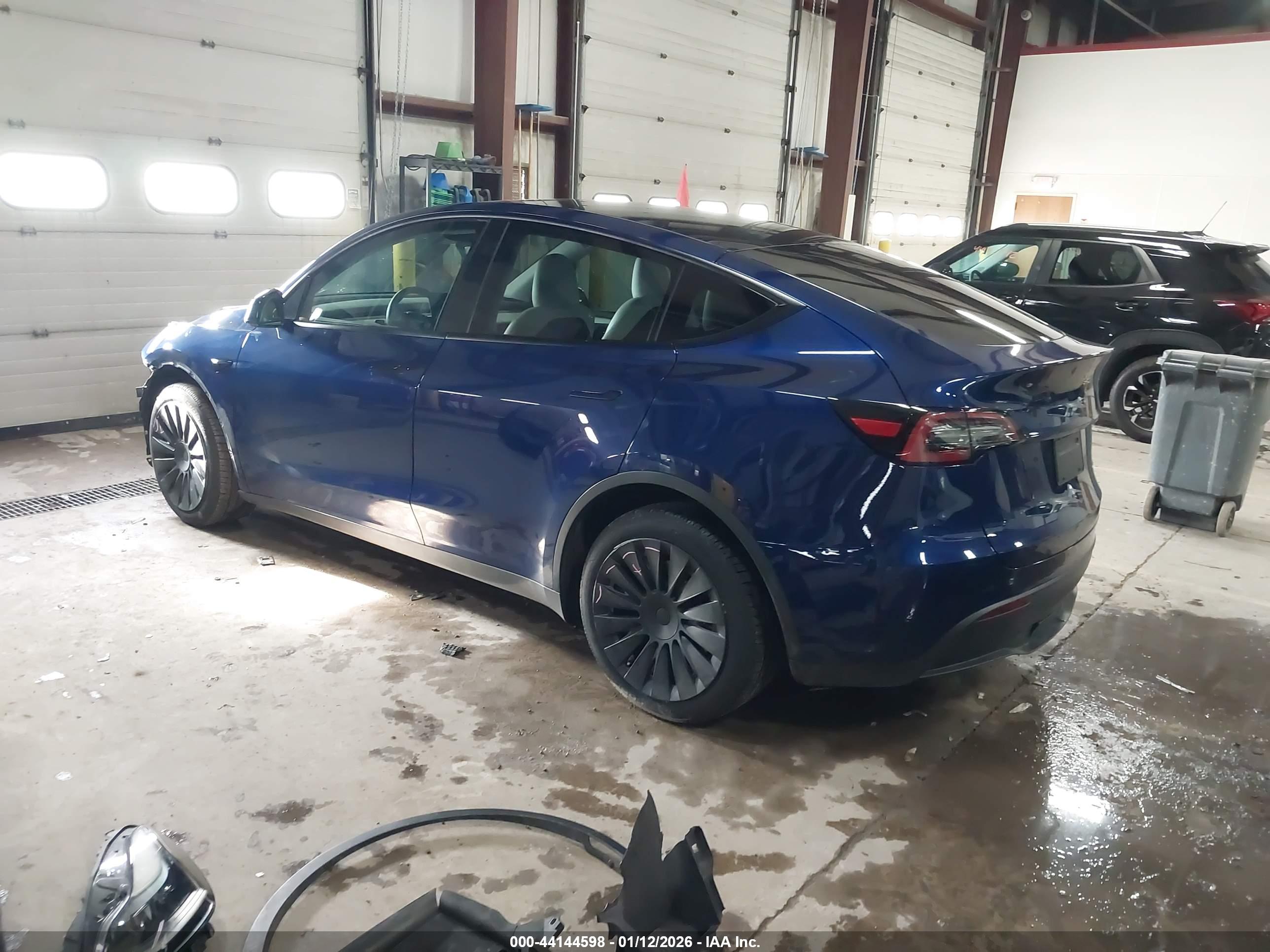 TESLA MODEL image 3