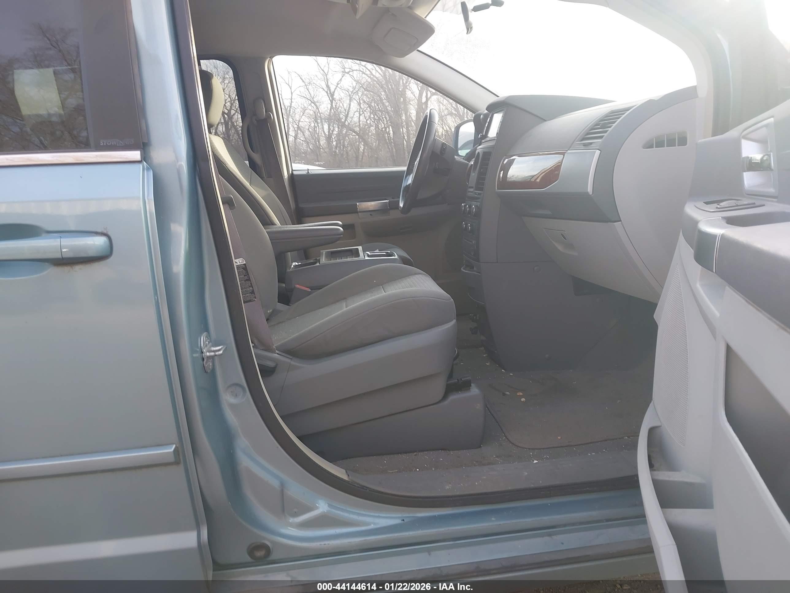 CHRYSLER TOWN image 5