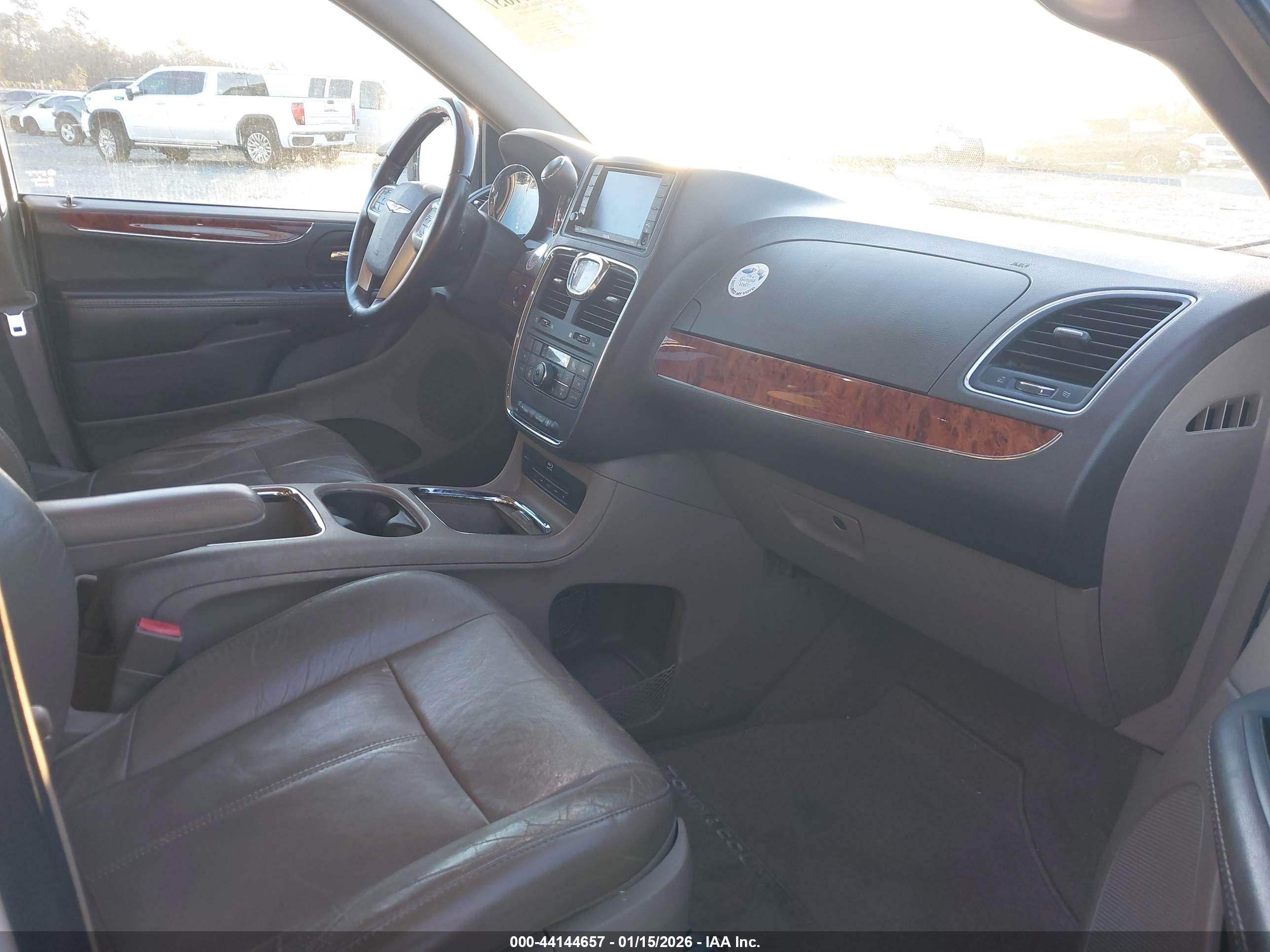 CHRYSLER TOWN image 5