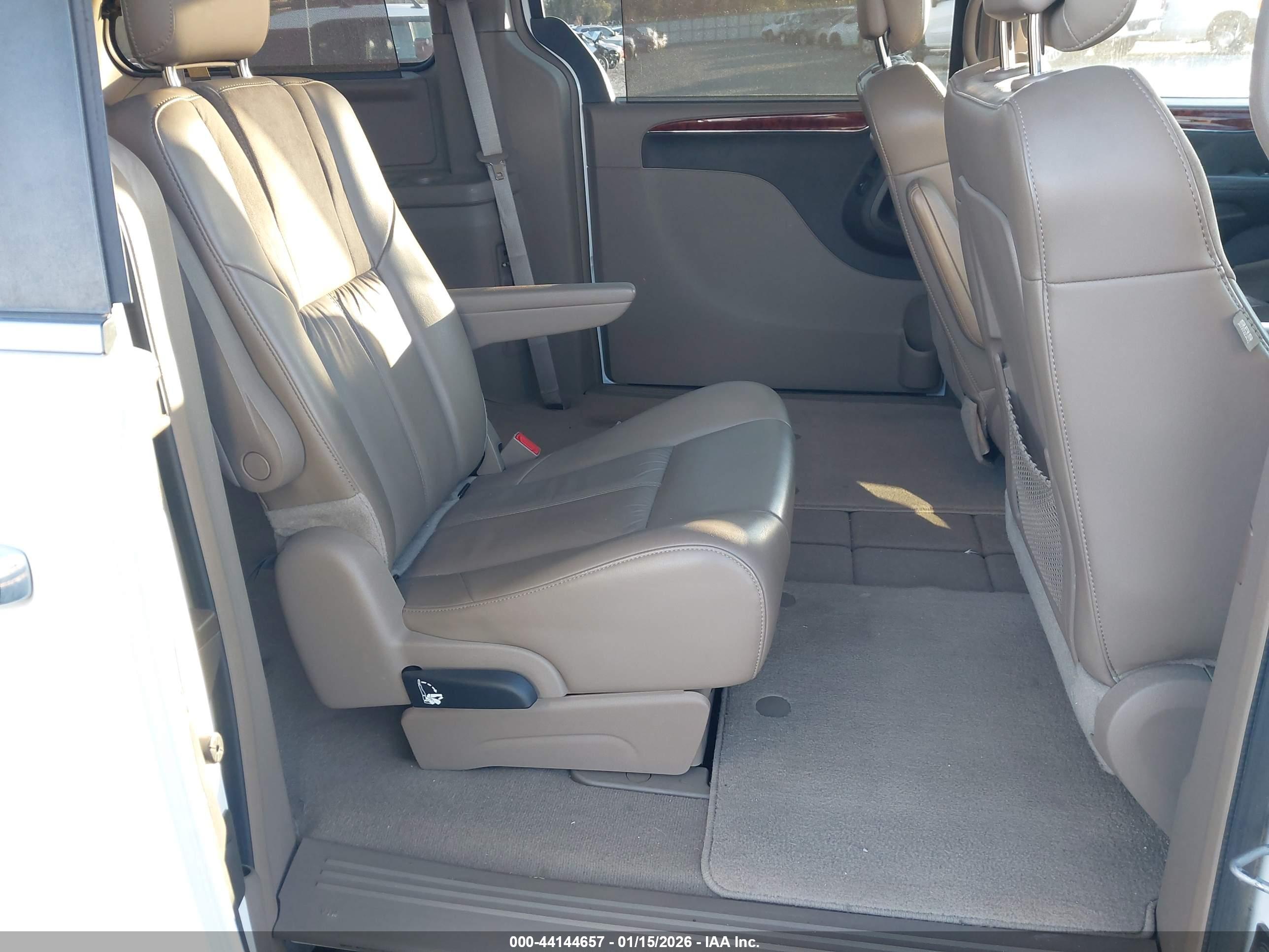 CHRYSLER TOWN image 8
