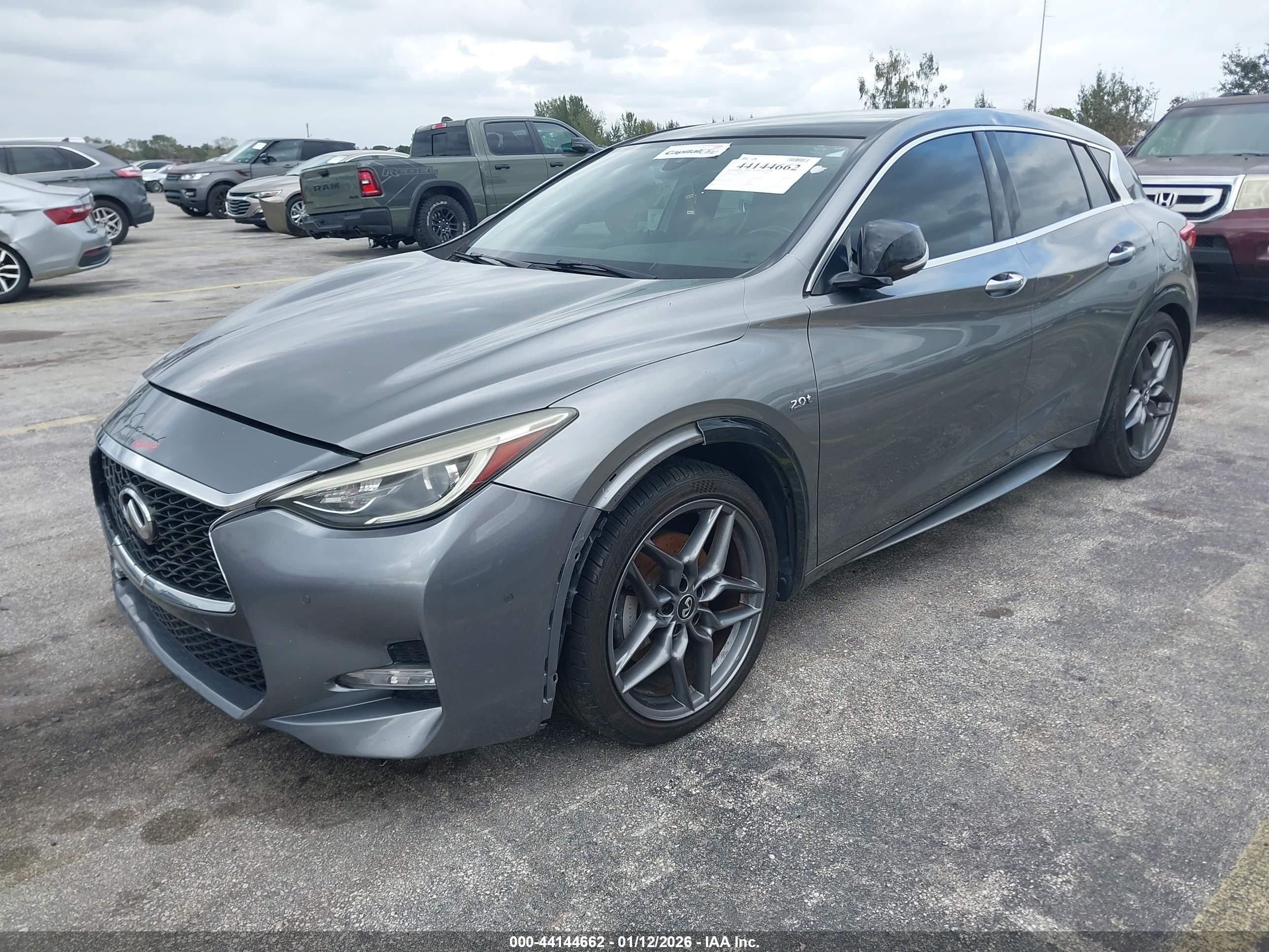 INFINITI QX30 image 2
