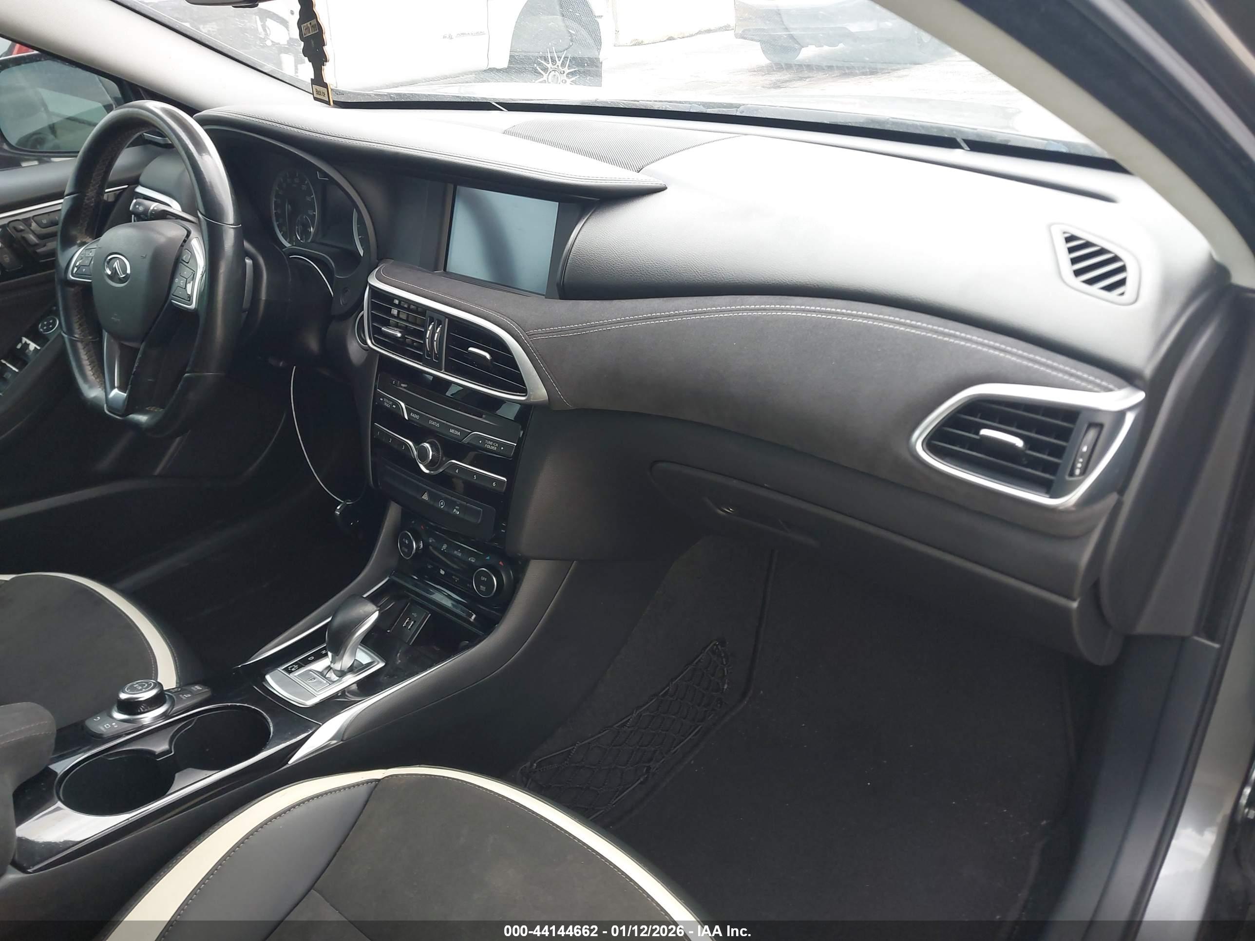 INFINITI QX30 image 5