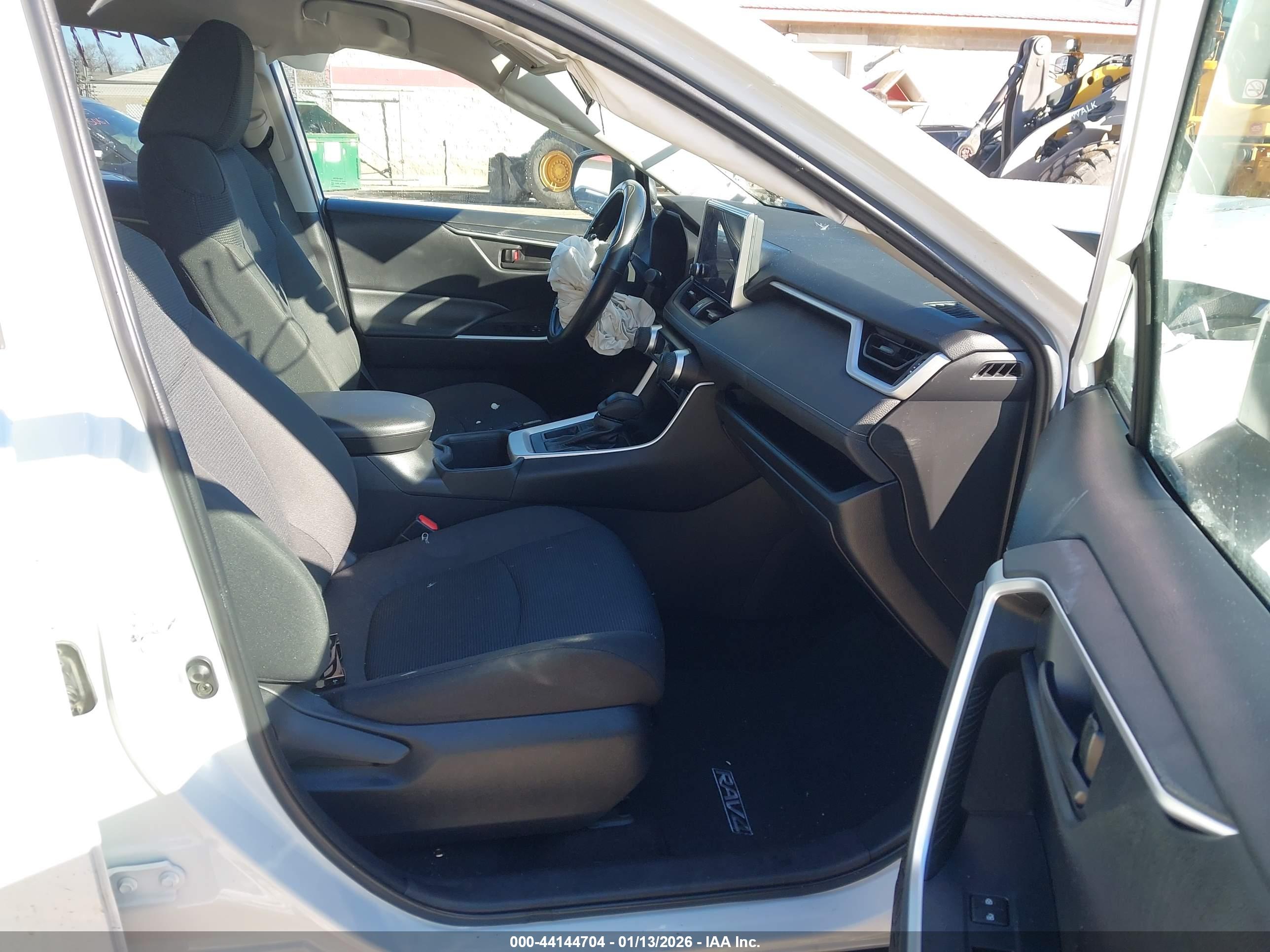 TOYOTA RAV4 image 5