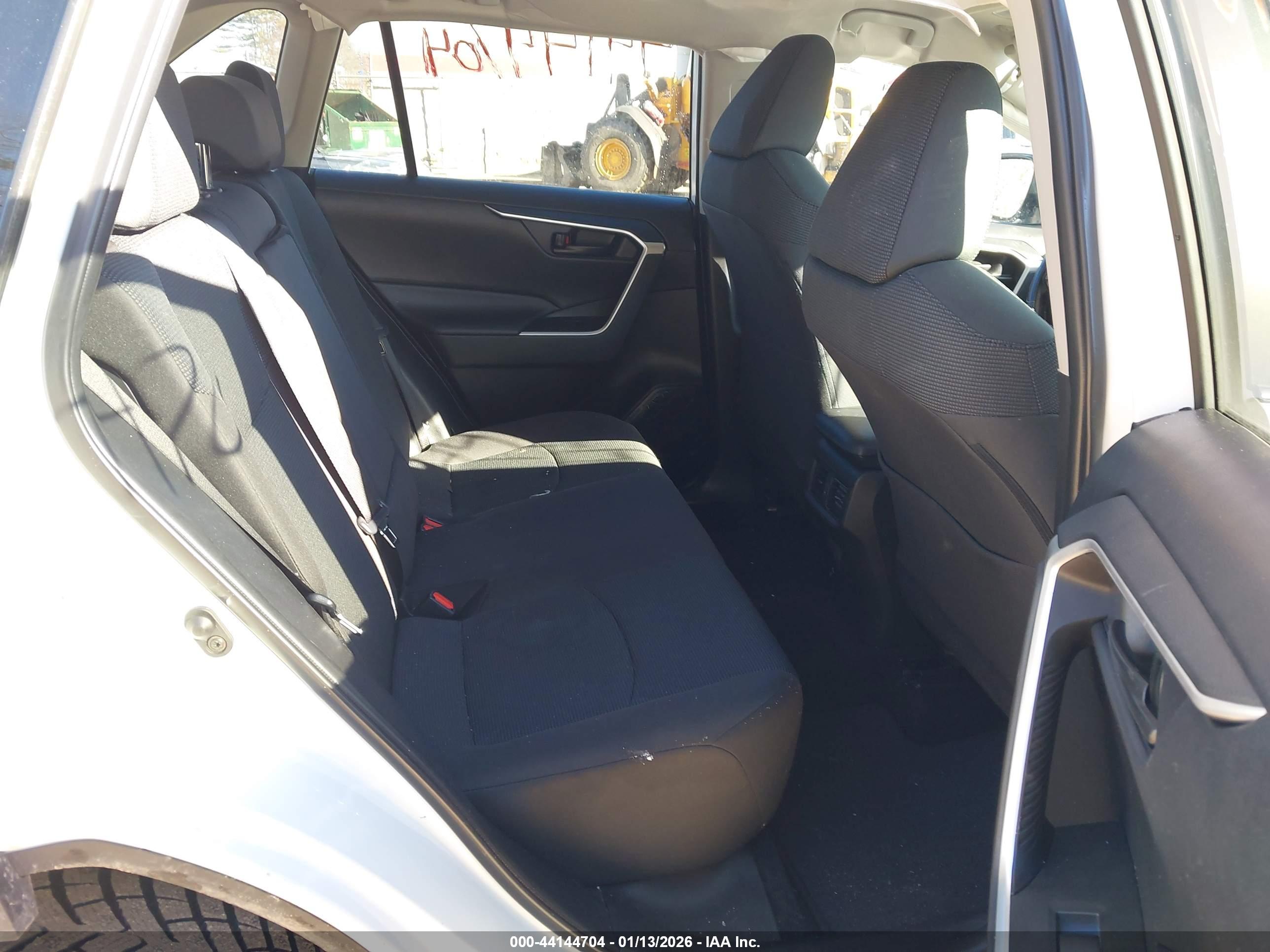 TOYOTA RAV4 image 8