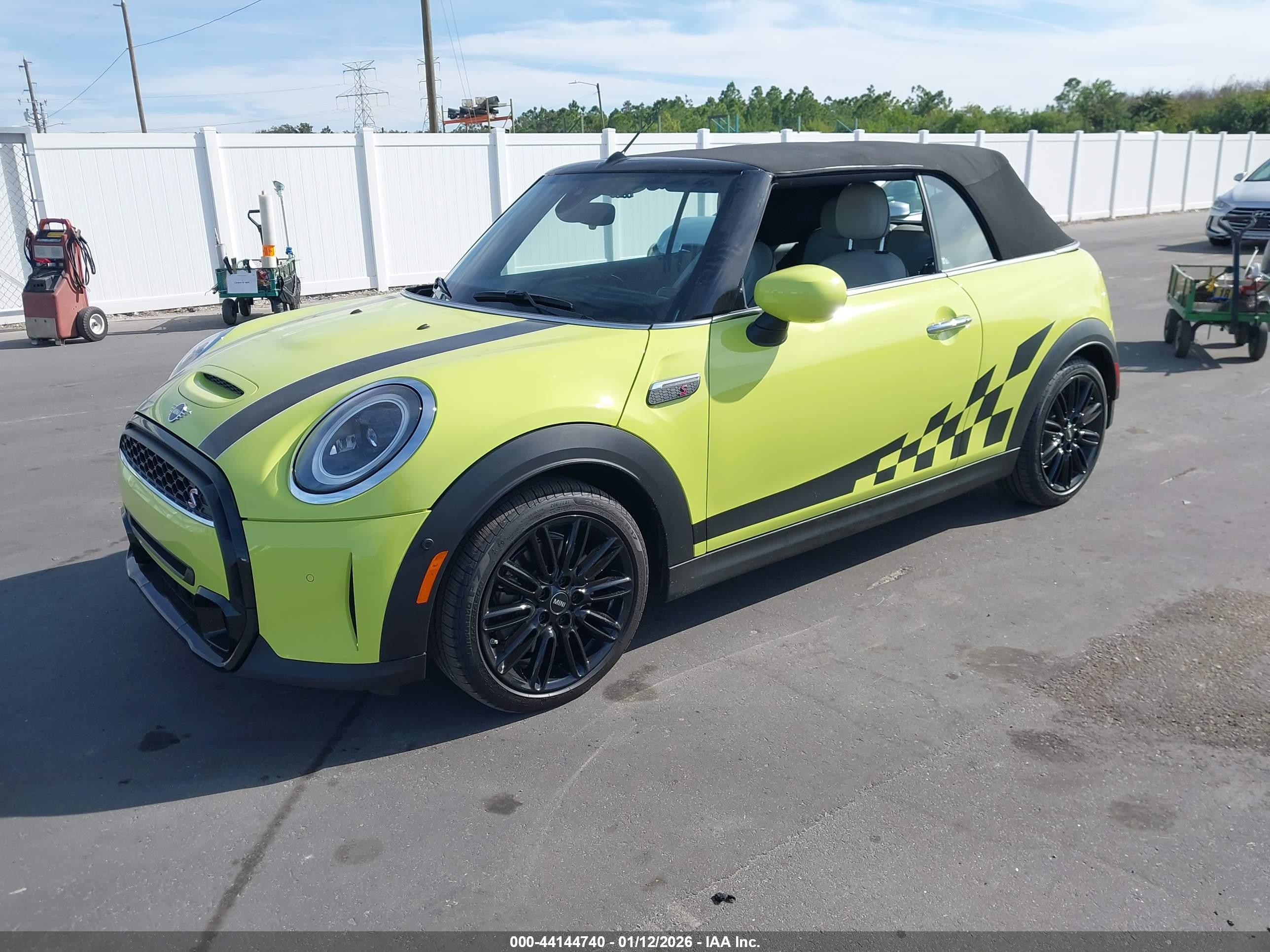 MINI CONVERTIBLE image 2