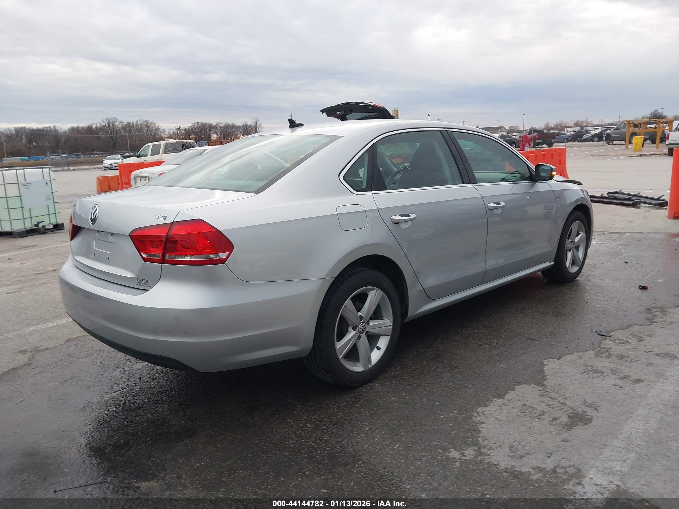 VOLKSWAGEN PASSAT image 4