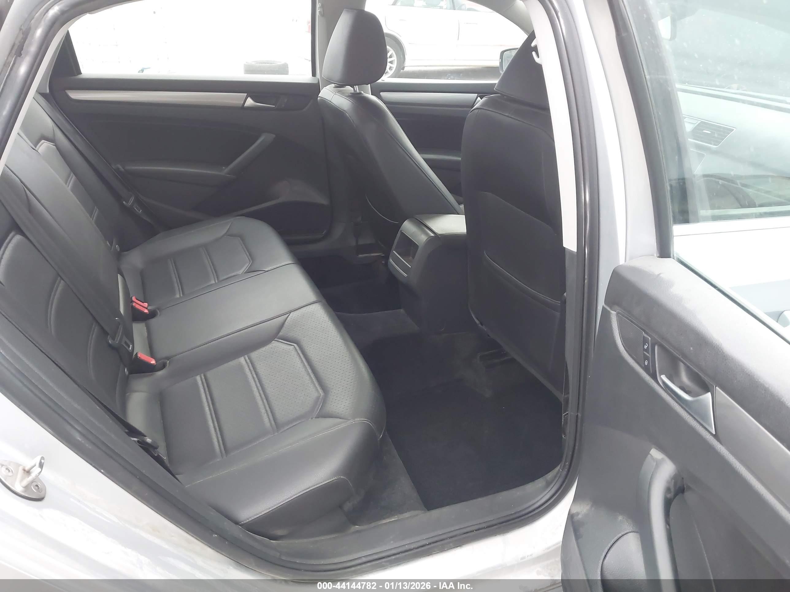 VOLKSWAGEN PASSAT image 8