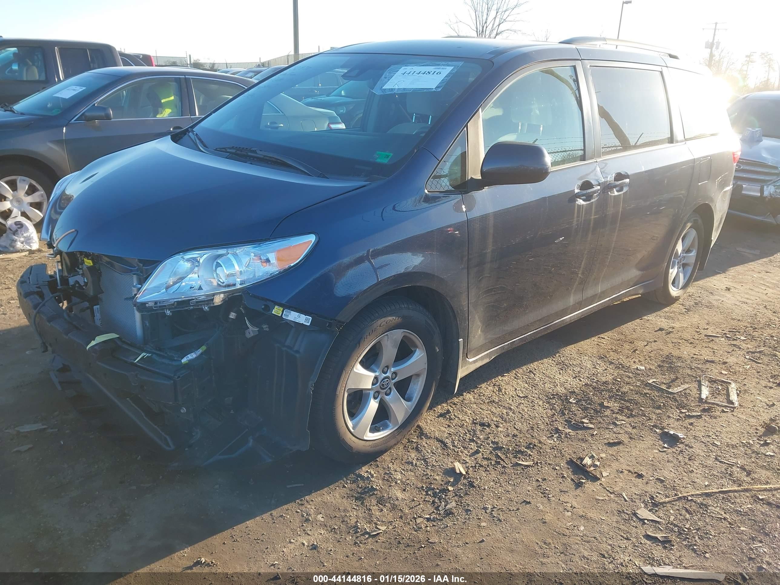 TOYOTA SIENNA image 2