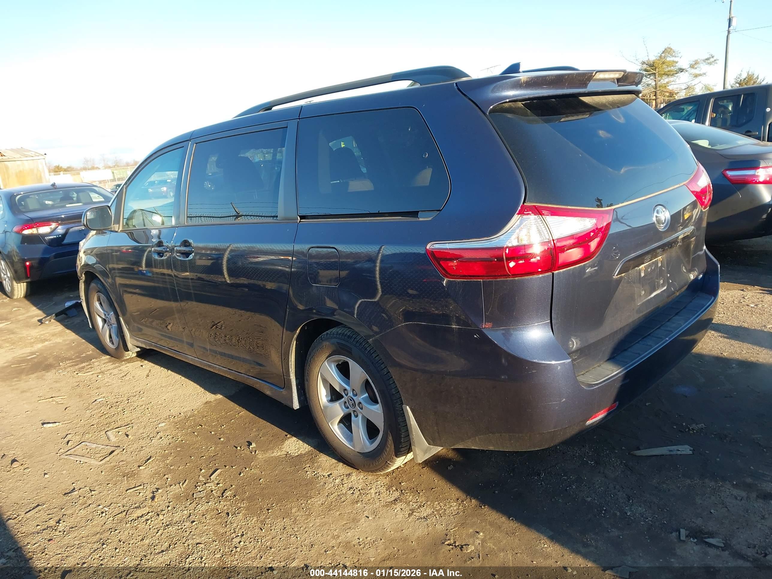 TOYOTA SIENNA image 3