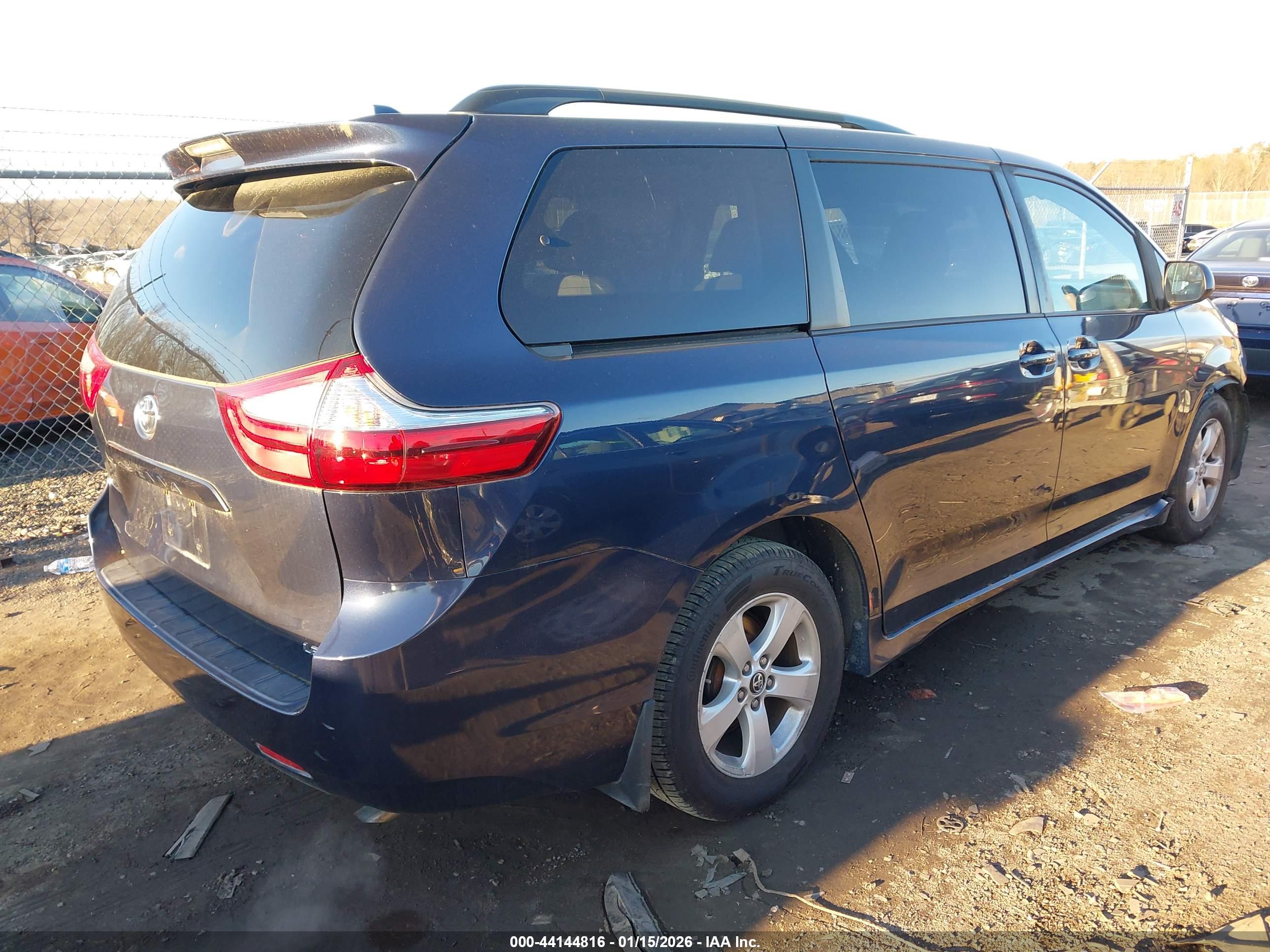 TOYOTA SIENNA image 4