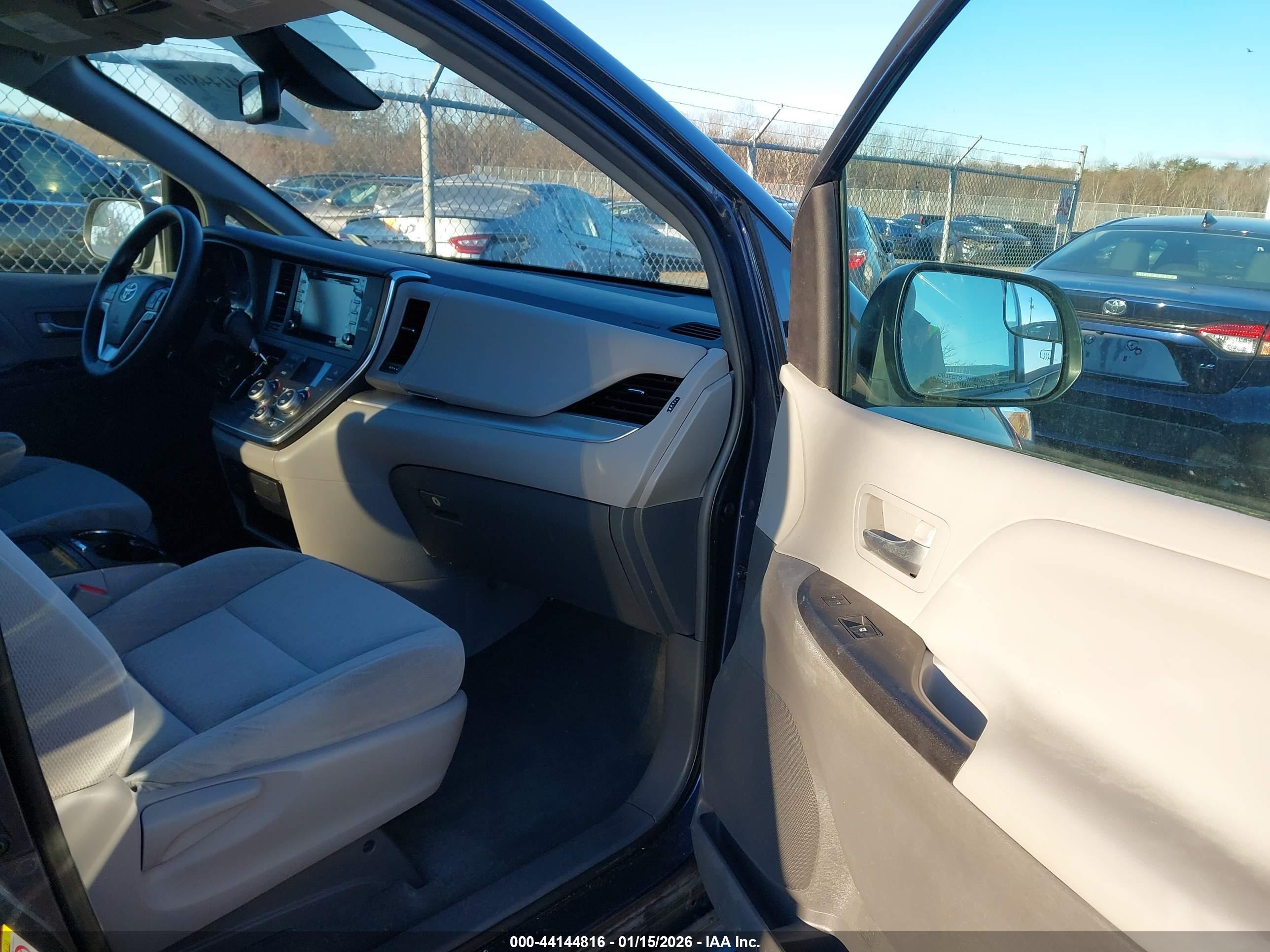 TOYOTA SIENNA image 5