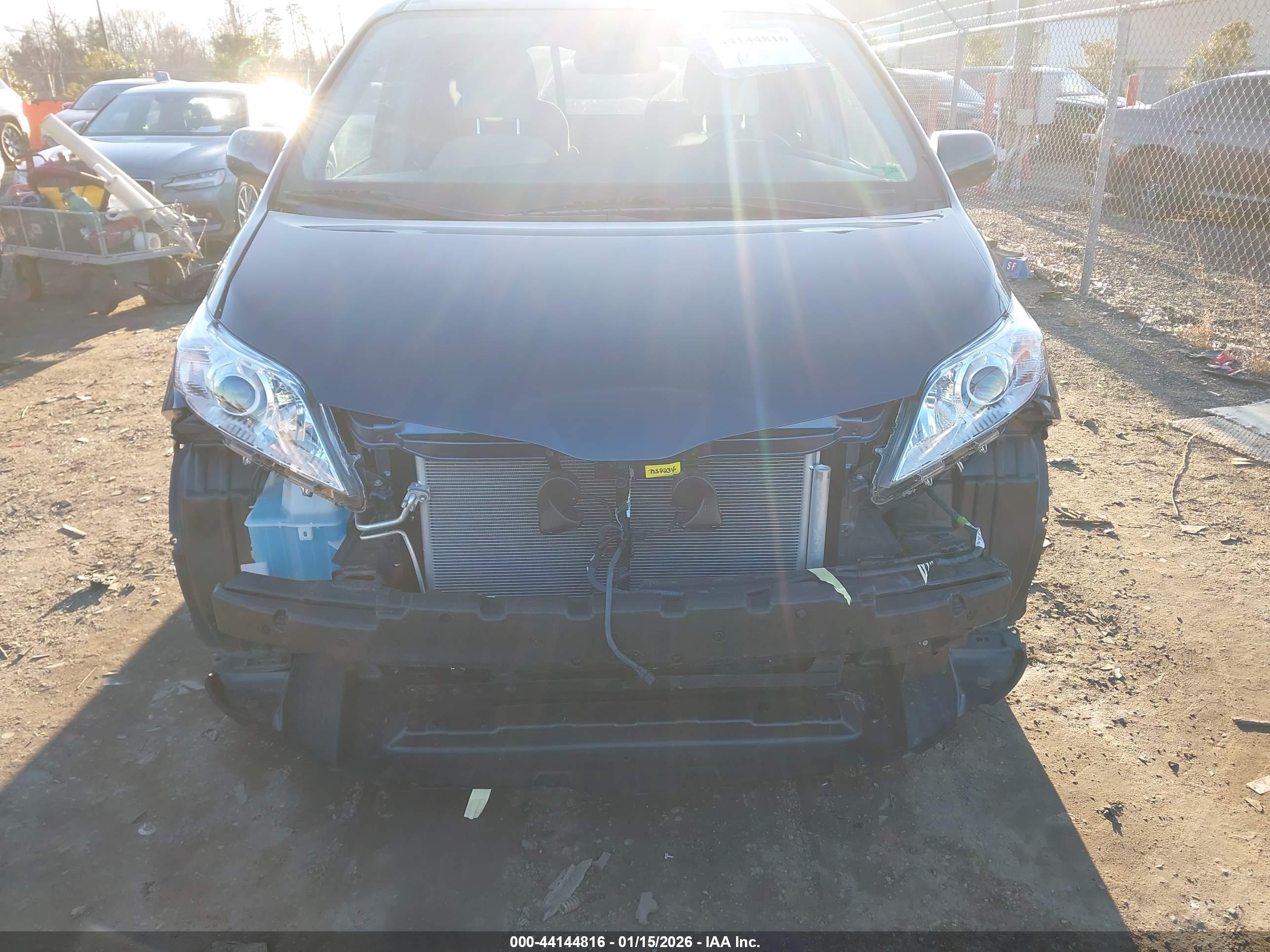 TOYOTA SIENNA image 6