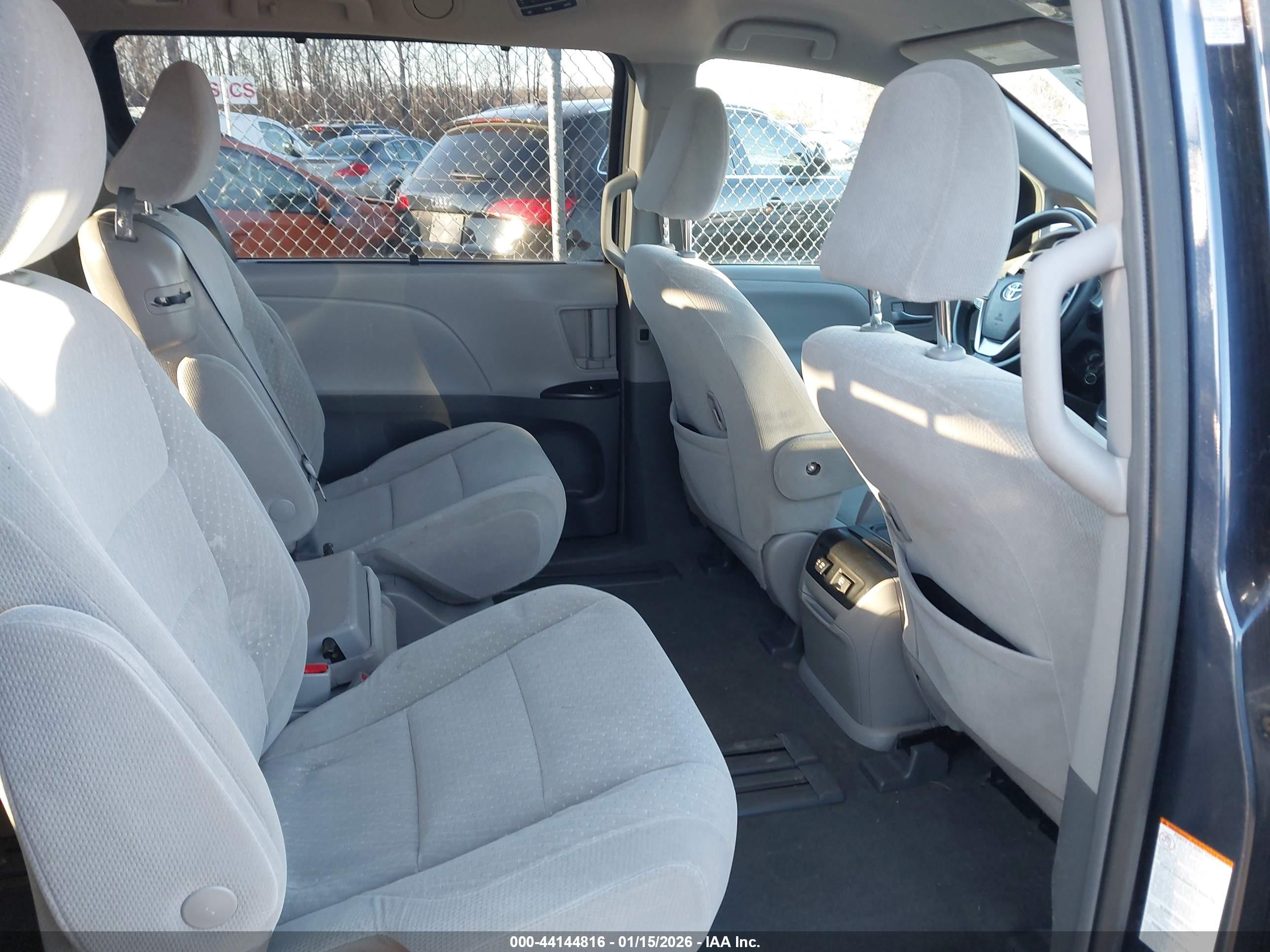 TOYOTA SIENNA image 8