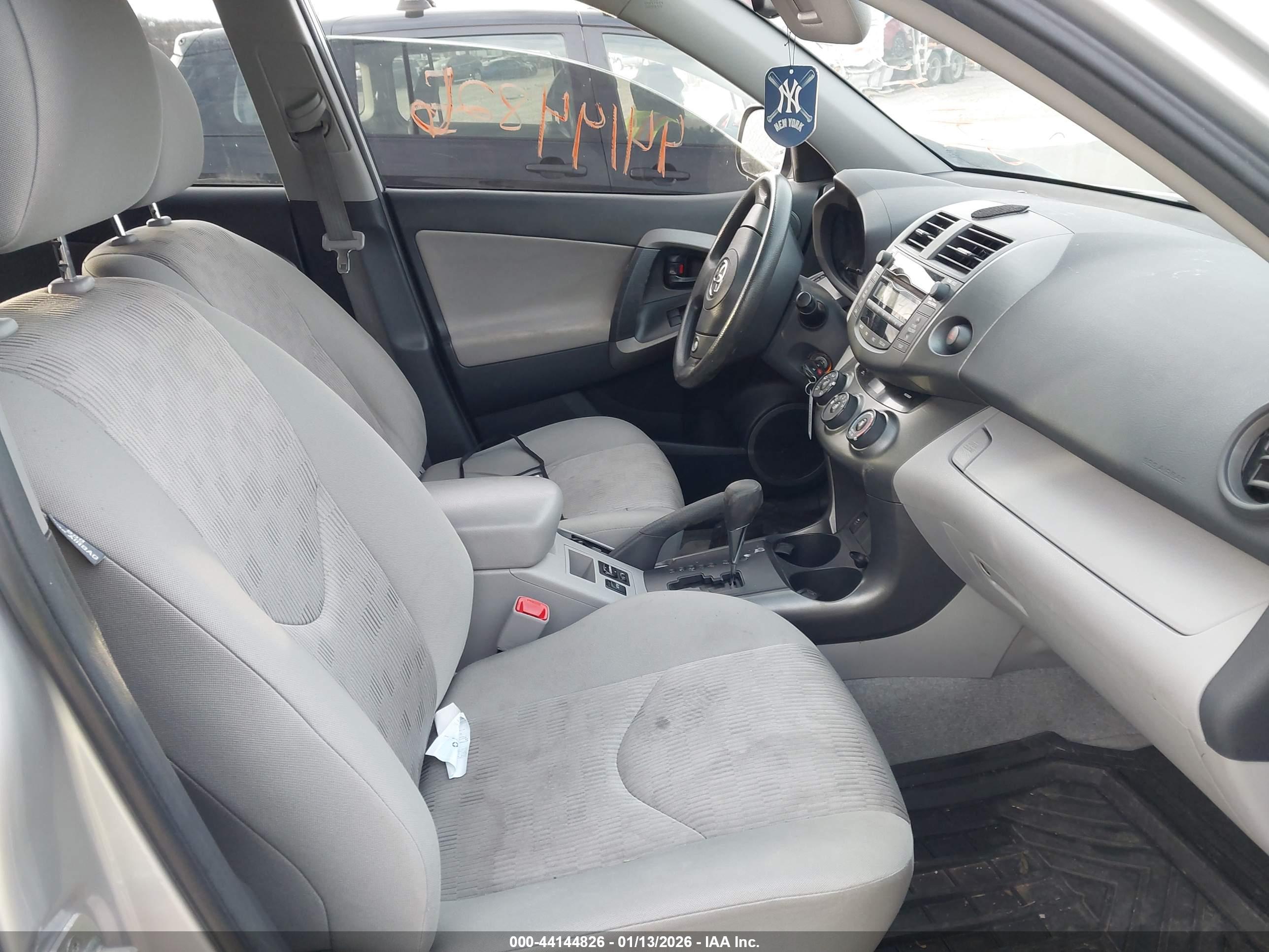 TOYOTA RAV4 image 5