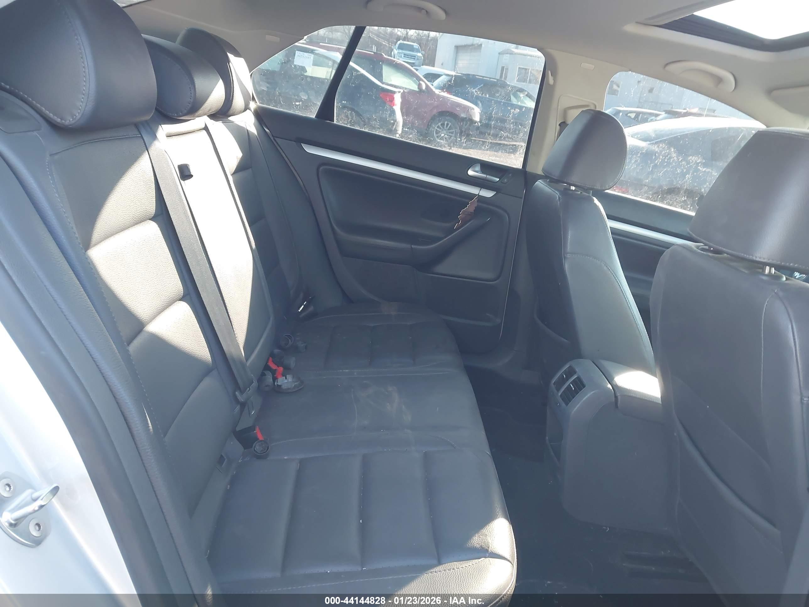 VOLKSWAGEN JETTA image 8