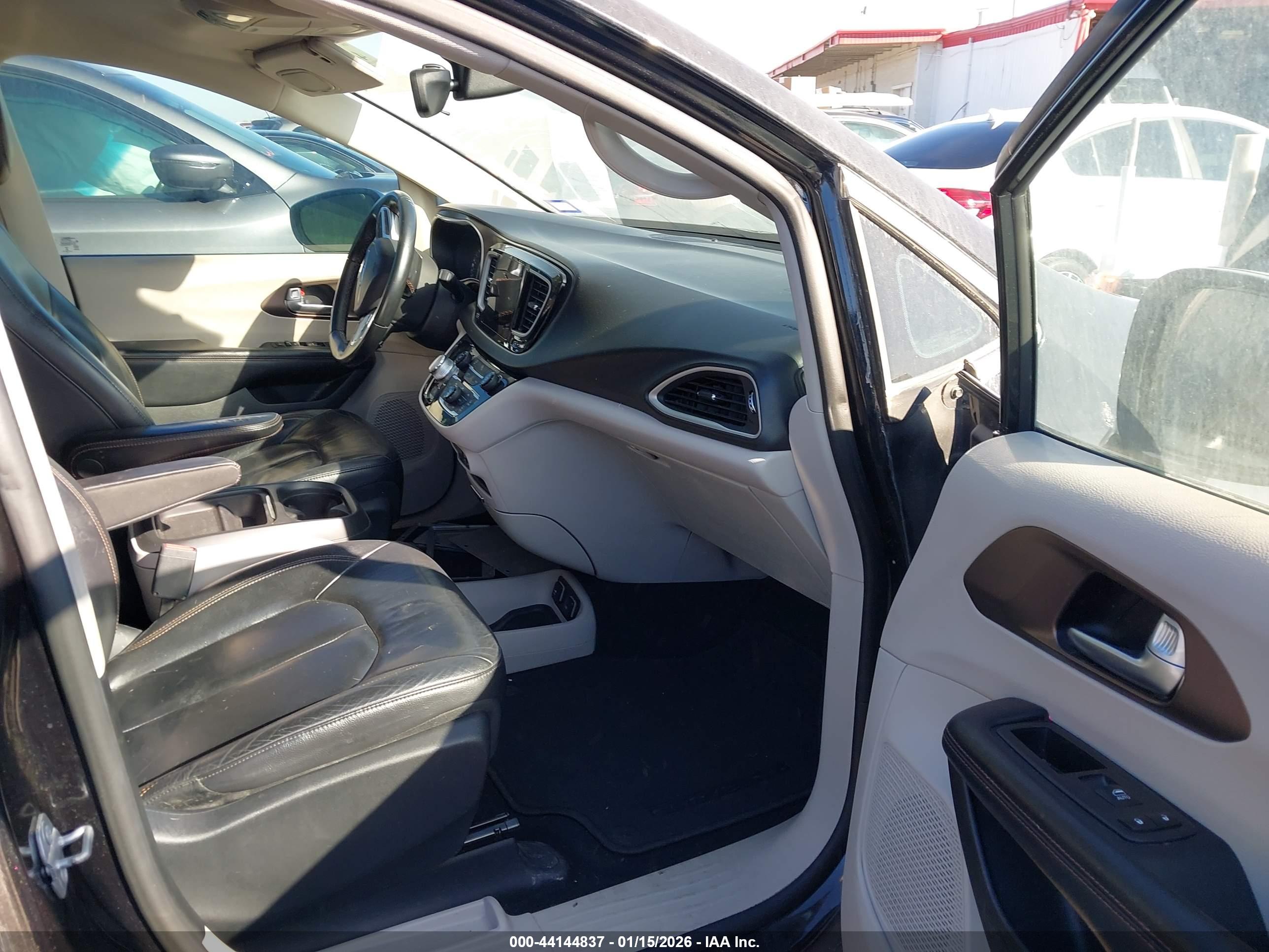 CHRYSLER PACIFICA image 5