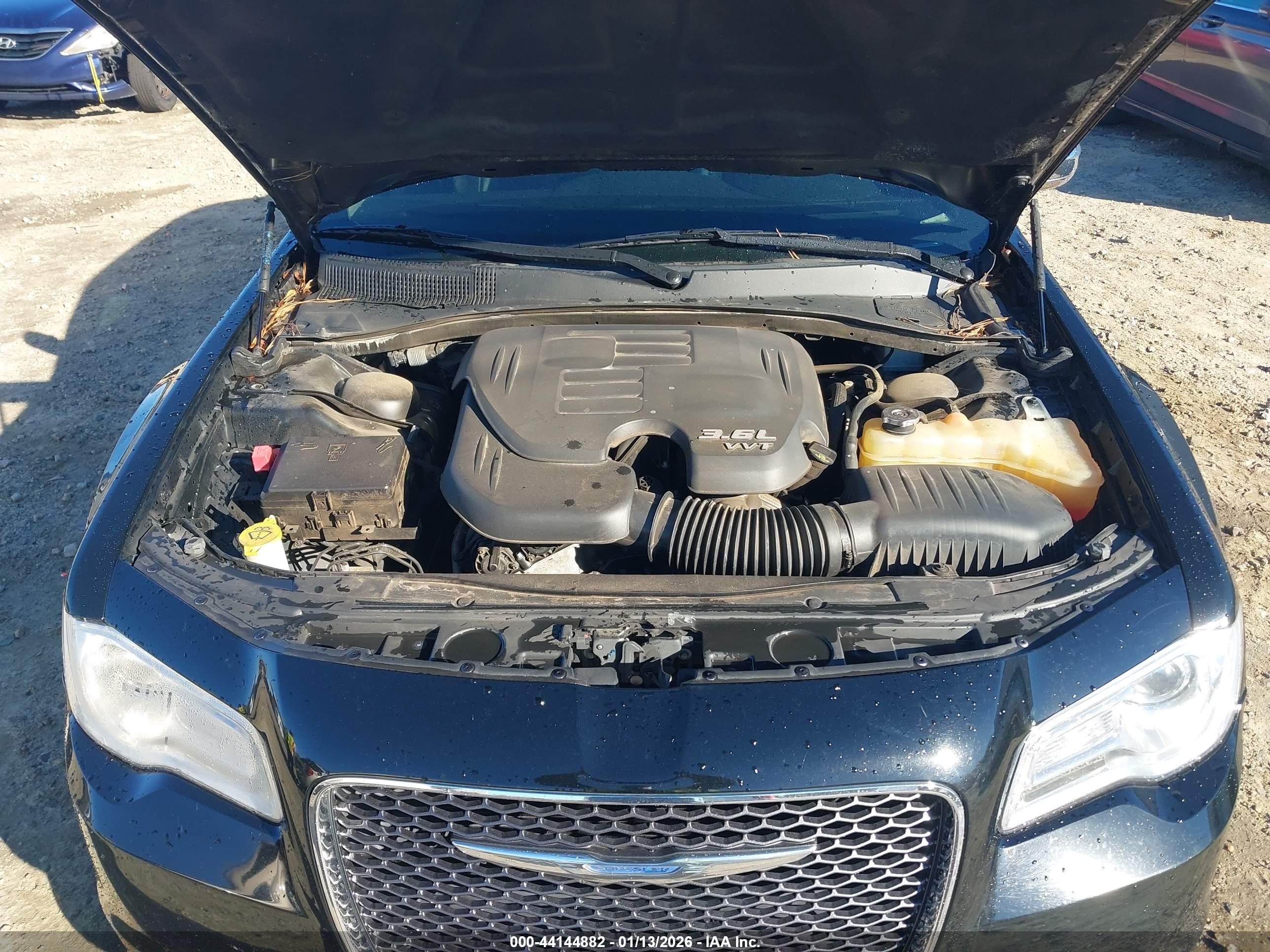 CHRYSLER 300 image 10