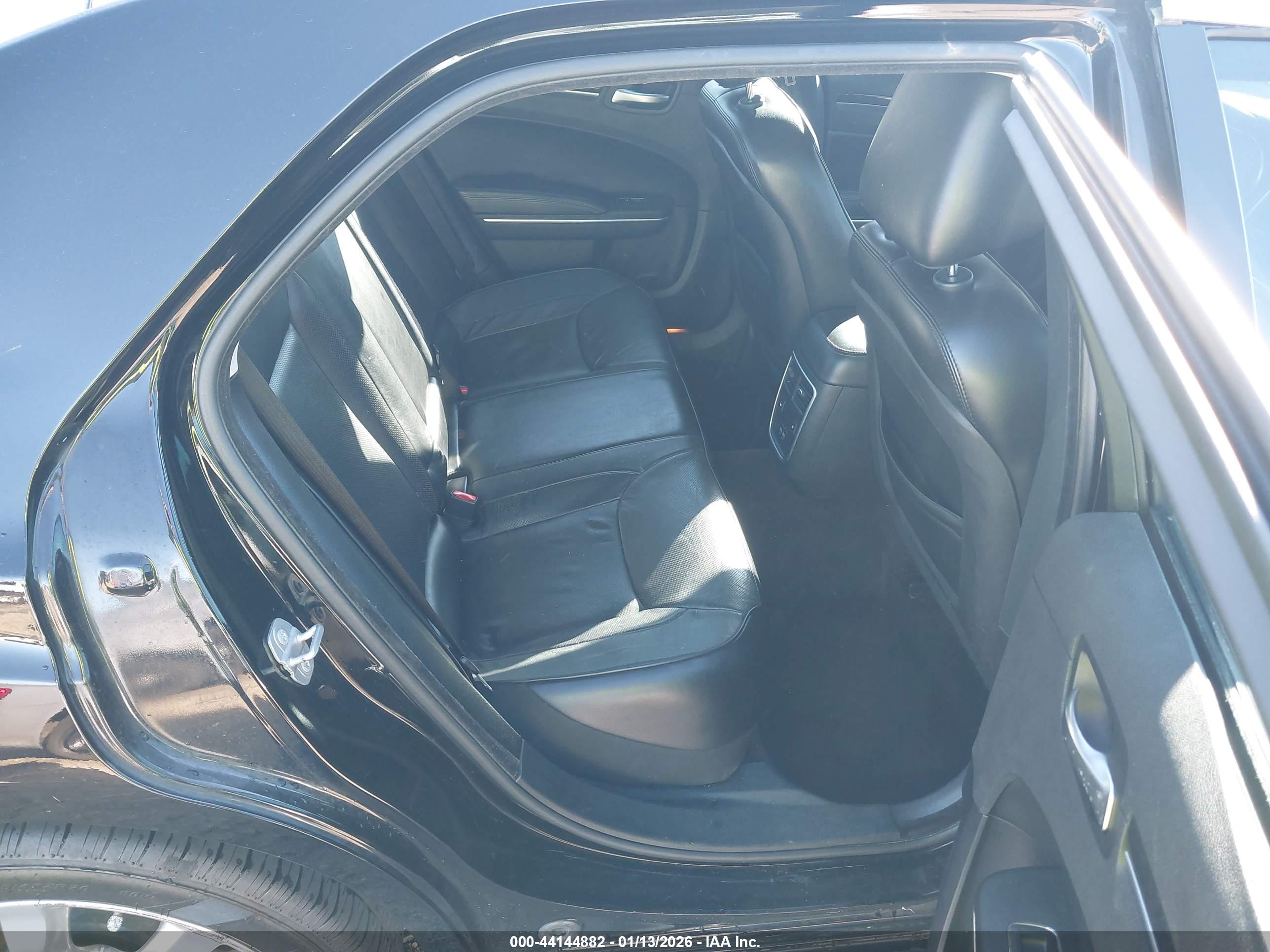 CHRYSLER 300 image 8