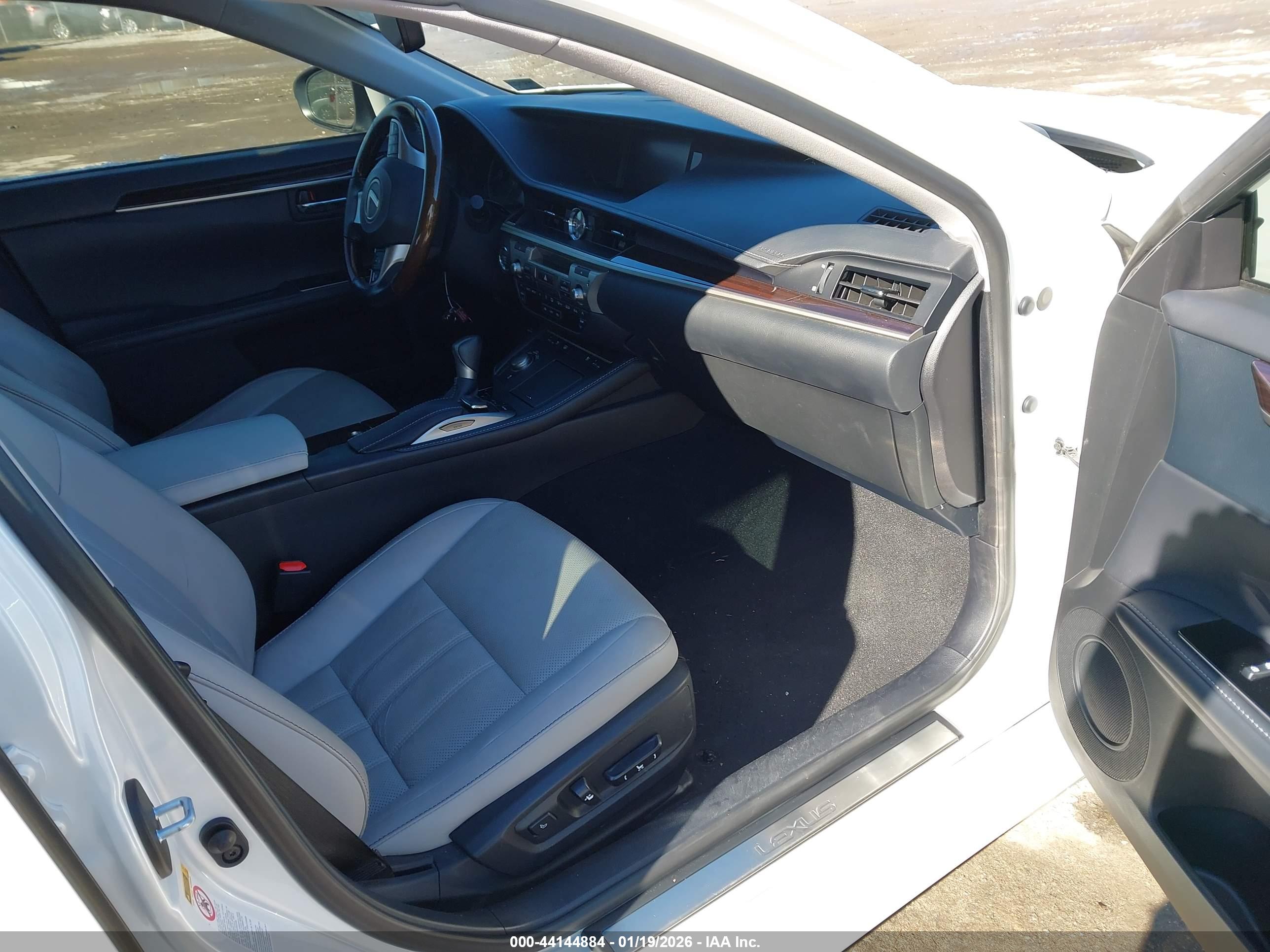 LEXUS ES image 5