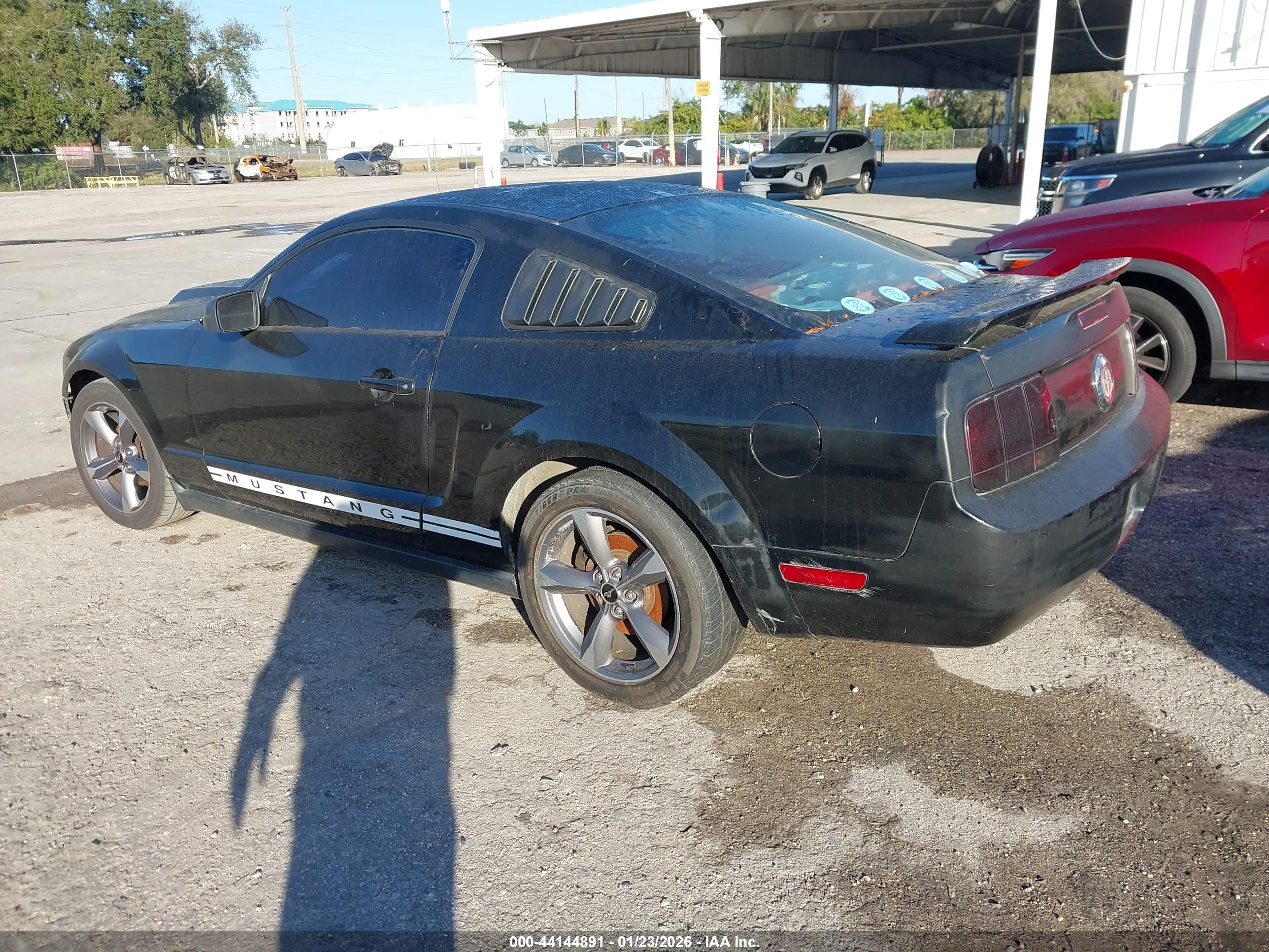 FORD MUSTANG image 3