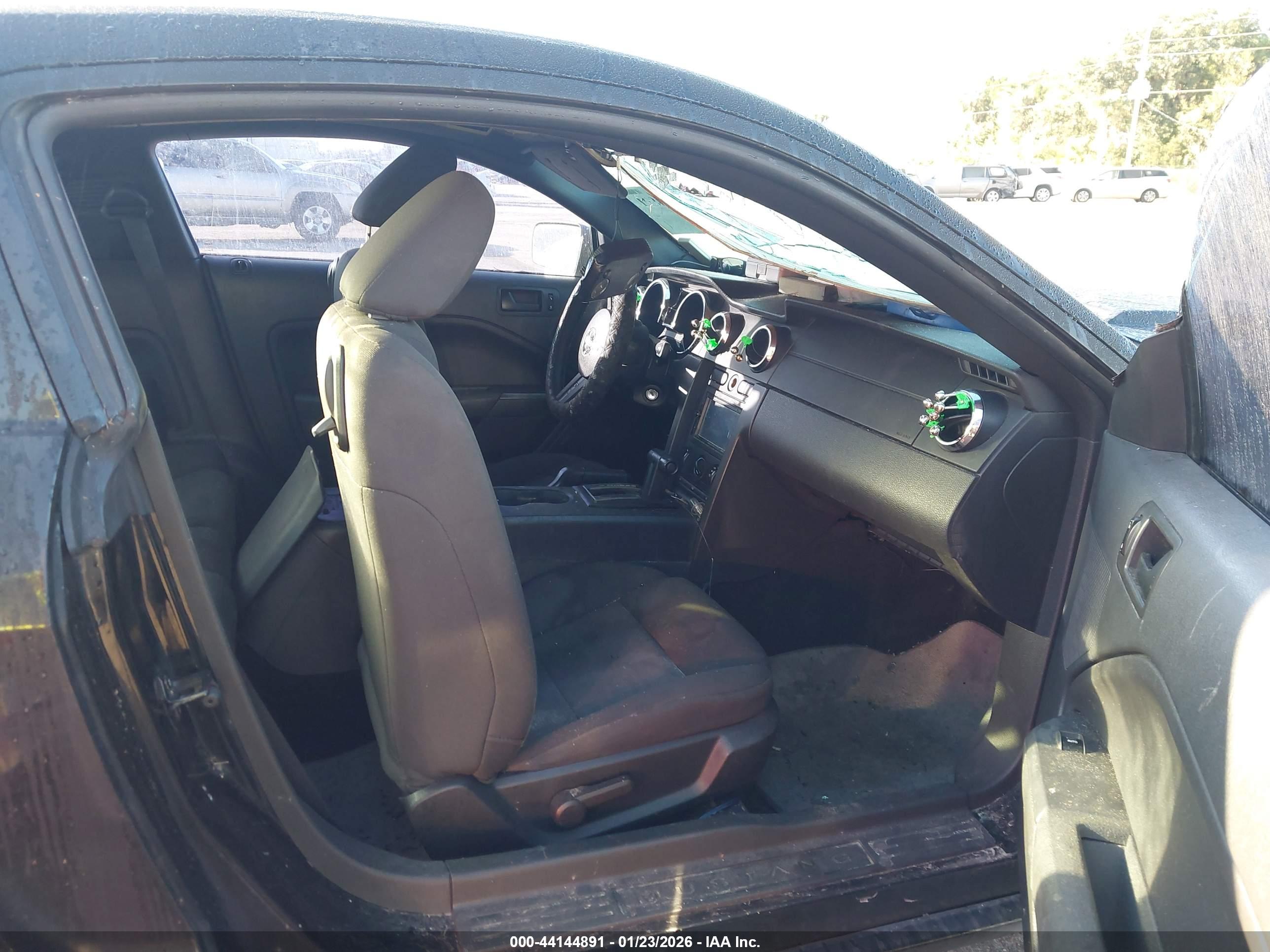 FORD MUSTANG image 5