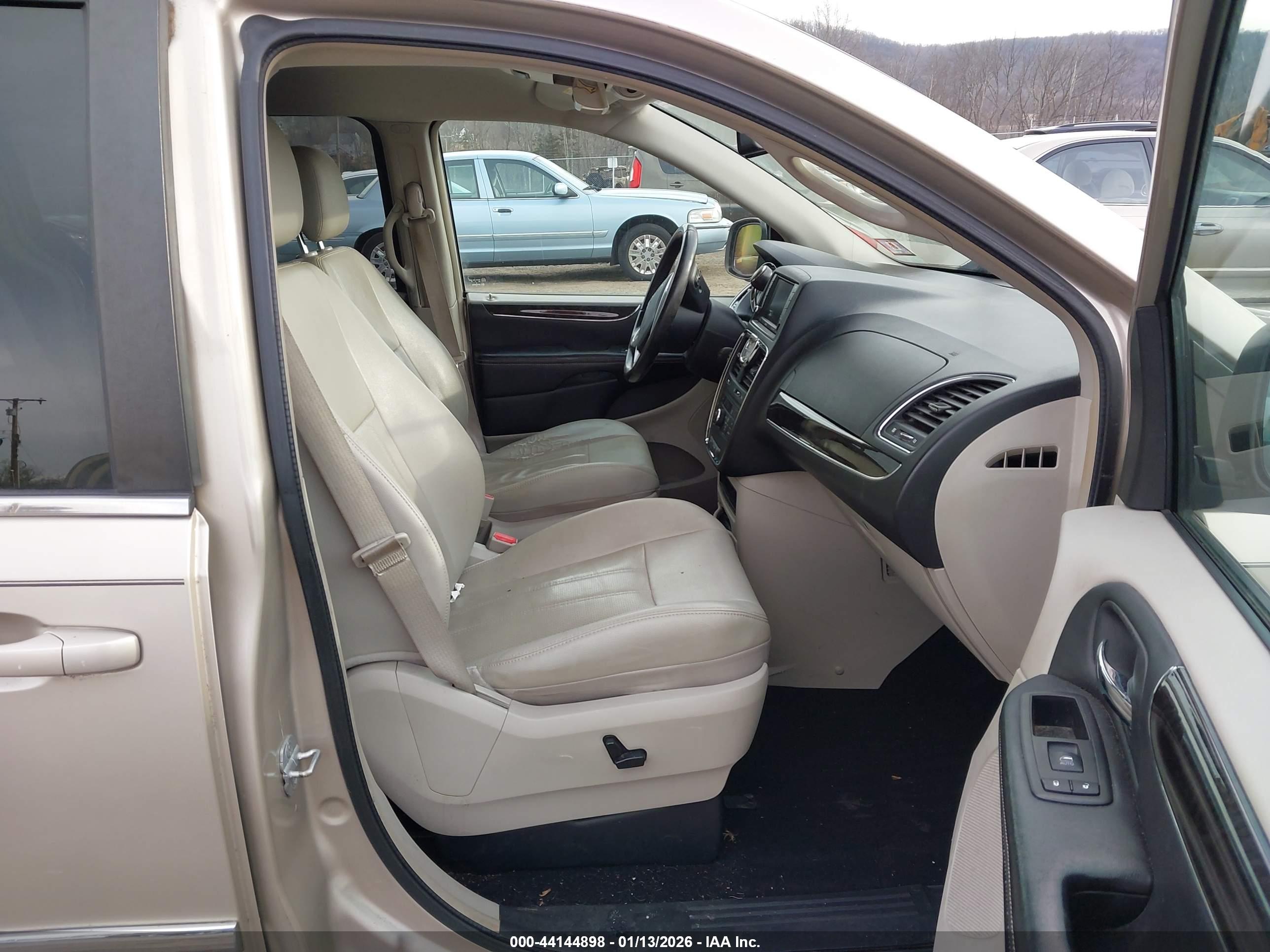 CHRYSLER TOWN image 5