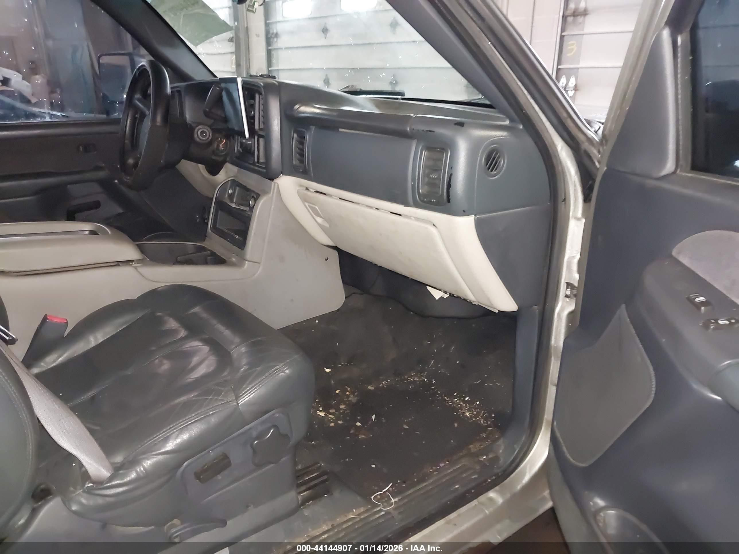 CHEVROLET SILVERADO image 5